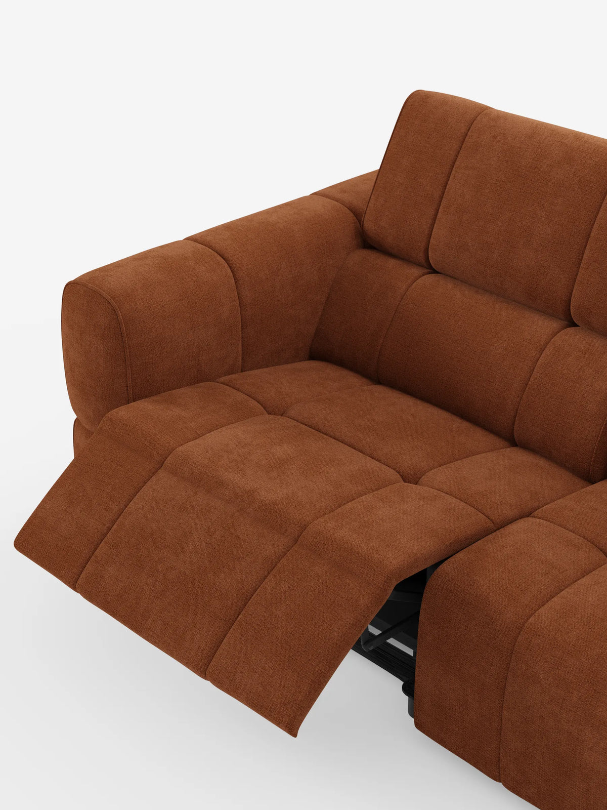 Un divano modulare Giotto a 3 posti, con poggiatesta reclinabili e funzione relax elettrica opzionale, rivestito in tessuto smacchiabile T23 color rust-brown, caratterizzato da un poggiapiedi rialzato e da uno schienale regolabile su uno sfondo chiaro.