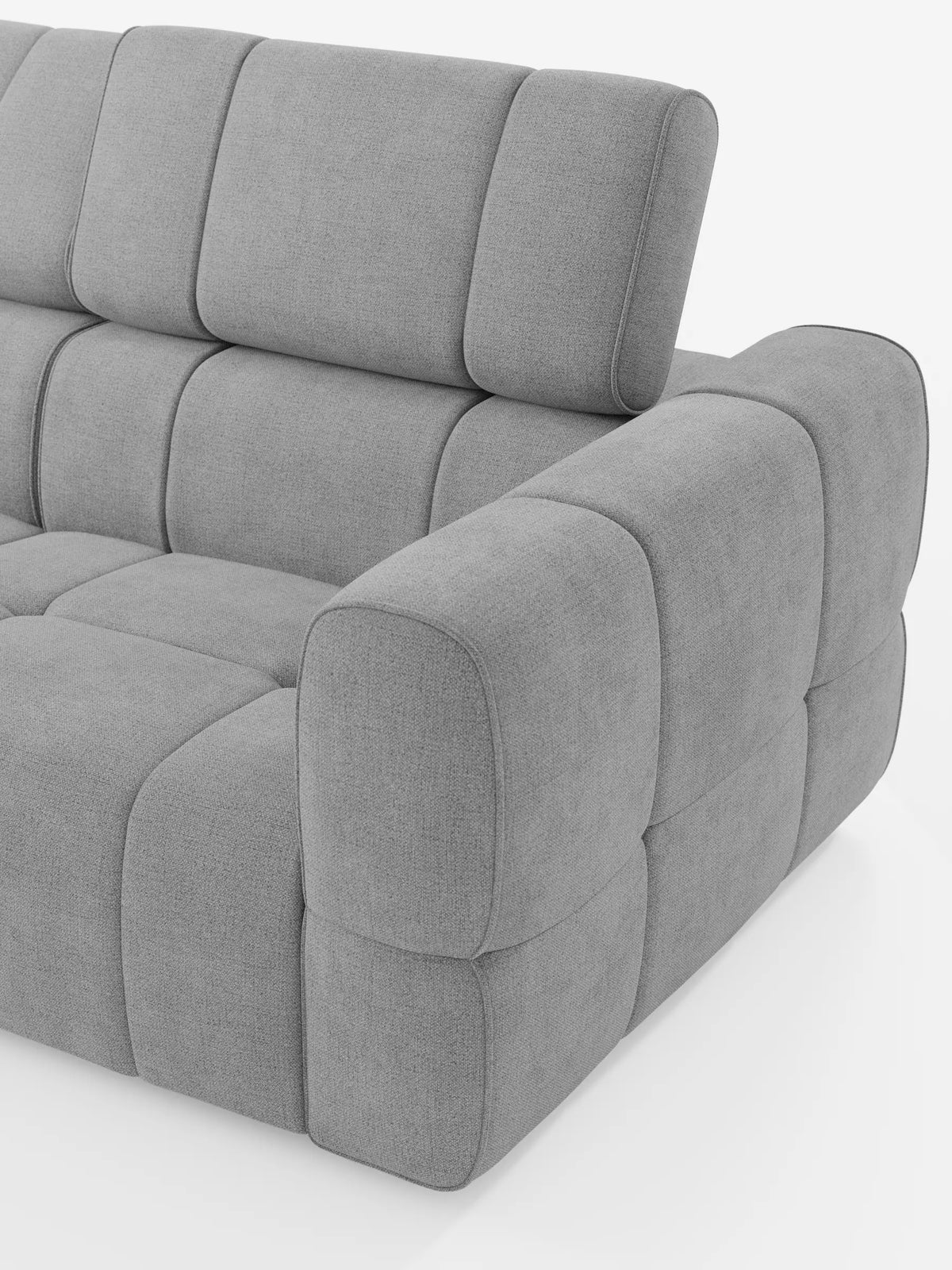 Un divano componibile Giotto Divano grigio chiaro con terminale aperto - opzione relax elettrico in tessuto smacchiabile T23, con finitura a motivo a griglia in rilievo, poggiatesta rialzato e braccioli arrotondati su uno sfondo bianco pulito.