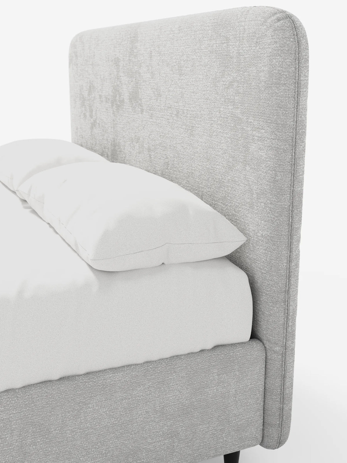KAELOS, letto imbottito in stile minimalista - con contenitore, piedini alti e testiera arrotondata in tessuto ciniglia color grigio chiaro, rivestito con lenzuola bianche, su semplici piedini neri su uno sfondo bianco.