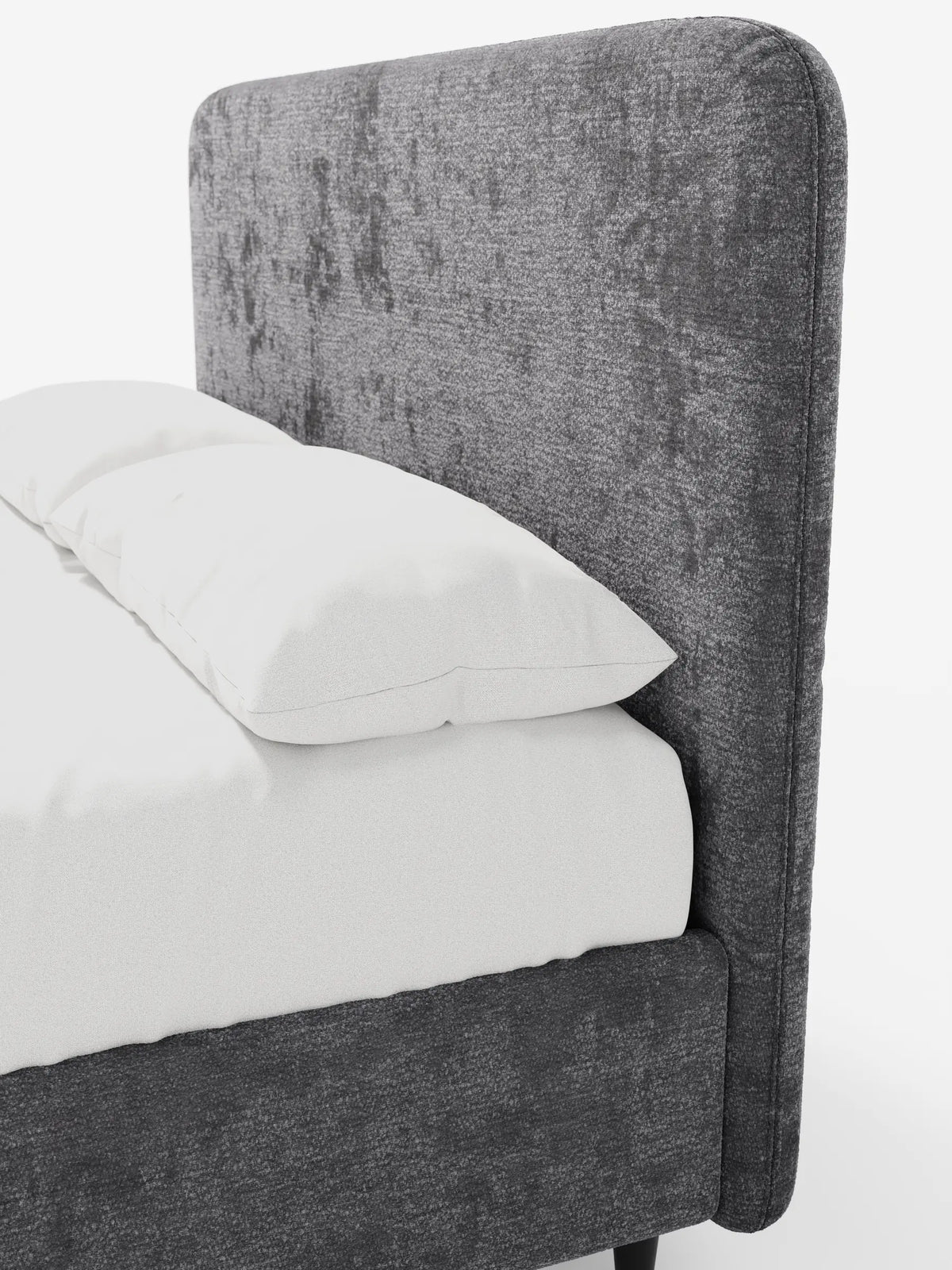 Il letto KAELOS minimal imbottito – con contenitore, piedini alti e testiera arrotondata in tessuto ciniglia – presenta una testiera e una base imbottite di colore grigio antracite, rivestite con biancheria da letto bianca su uno sfondo bianco a tinta unita.