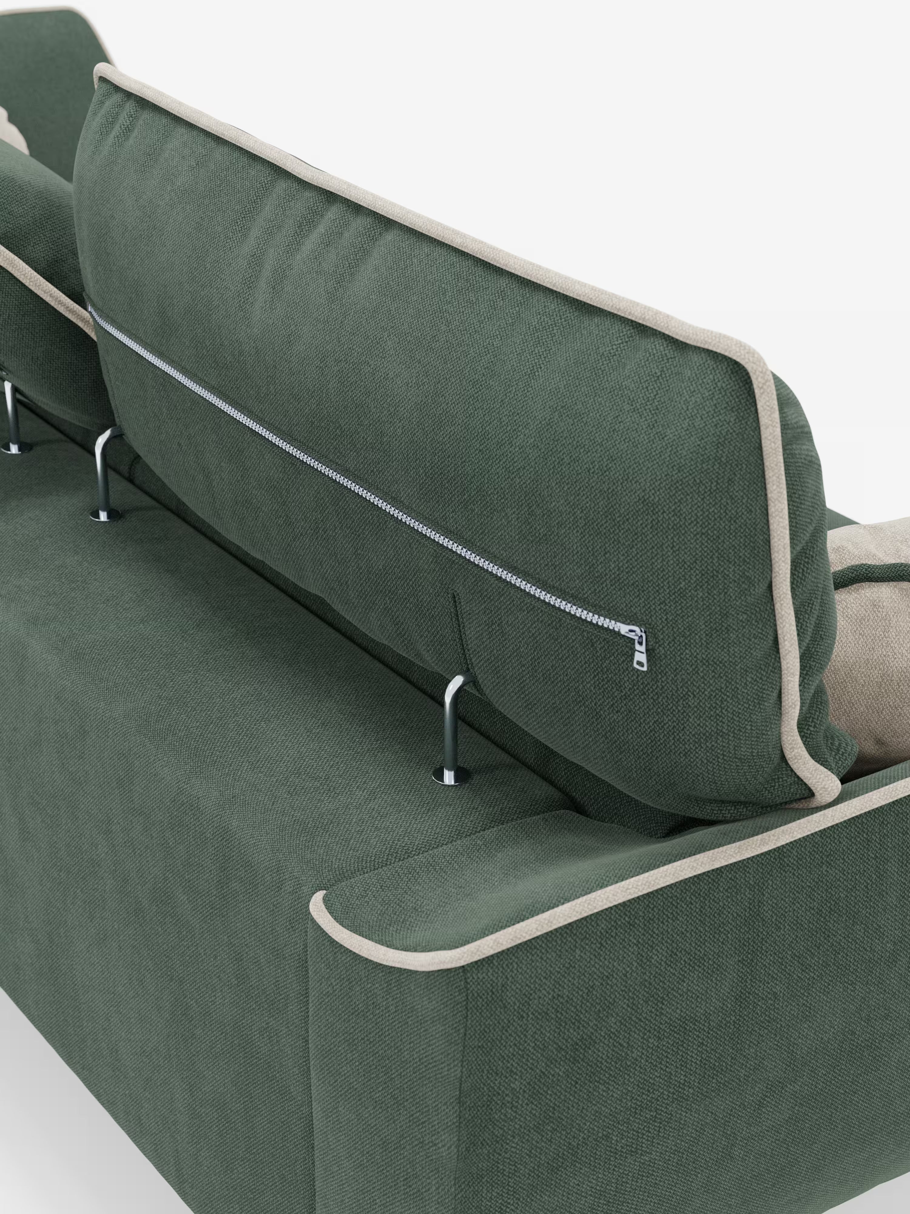 Una vista posteriore del divano Michelangelo 4 Posti bicolore di Divani.Store mette in risalto il suo tessuto T23 verde, resistente alle macchie, con bordino beige. Una cerniera argentata attraversa orizzontalmente il cuscino dello schienale, fissato al telaio tramite due aste di sostegno in metallo. Questo divano contemporaneo di lusso con 3 sedute estensibili e poggiatesta reclinabili è presentato su uno sfondo bianco minimalista.