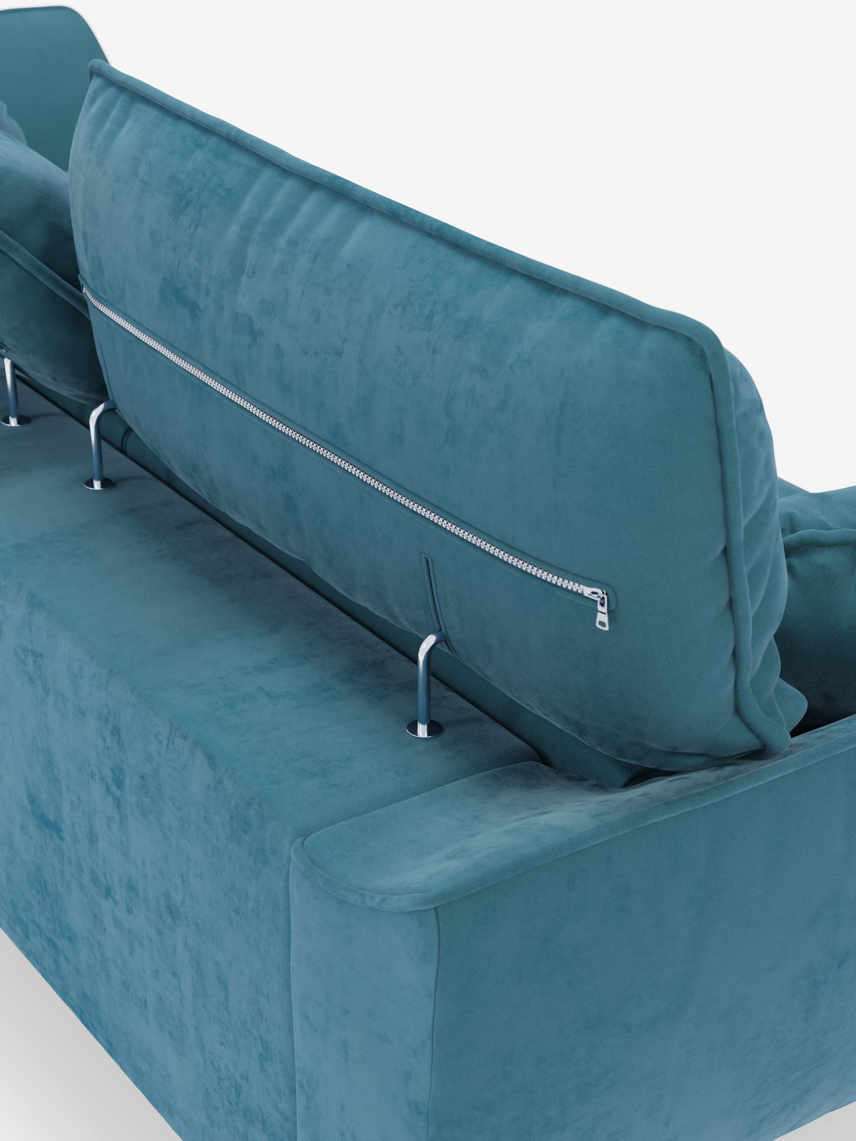 Un primo piano del divano Michelangelo 4 Posti di Divani.Store, rivestito con un elegante tessuto in velluto blu verde acqua resistente alle macchie (T30), mostra il cuscino dello schienale aperto grazie alla cerniera, che rivela una cerniera metallica e due aste di sostegno in metallo fissate alla struttura, il tutto su uno sfondo bianco a tinta unita.