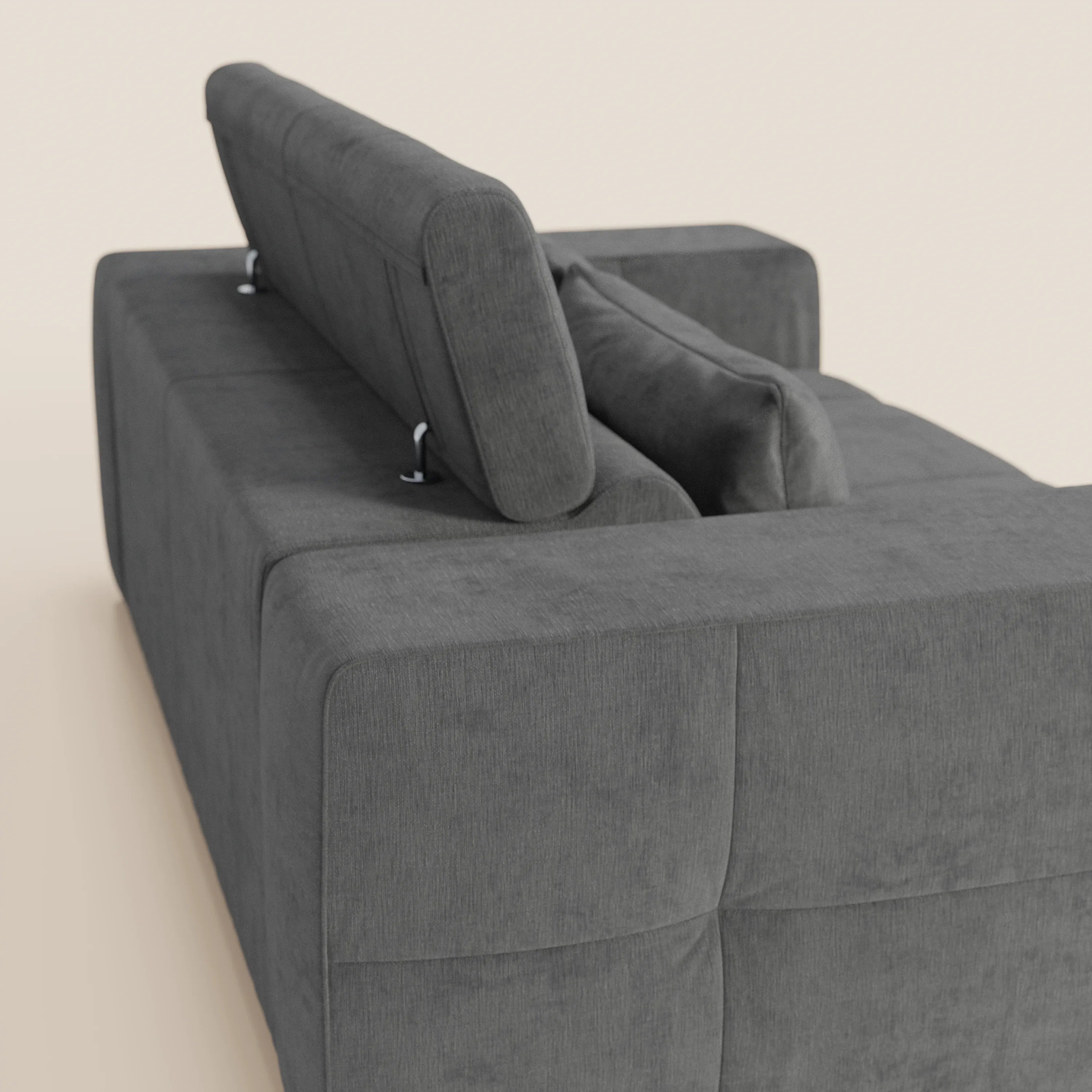 Il Monarch Divano con Relax Elettrico di Divani.Store è mostrato in grigio scuro da un'angolazione laterale posteriore, con un design rettangolare e robusto, un alto schienale regolabile, cuciture sezionate e un morbido tessuto T31 antimacchia su uno sfondo chiaro.