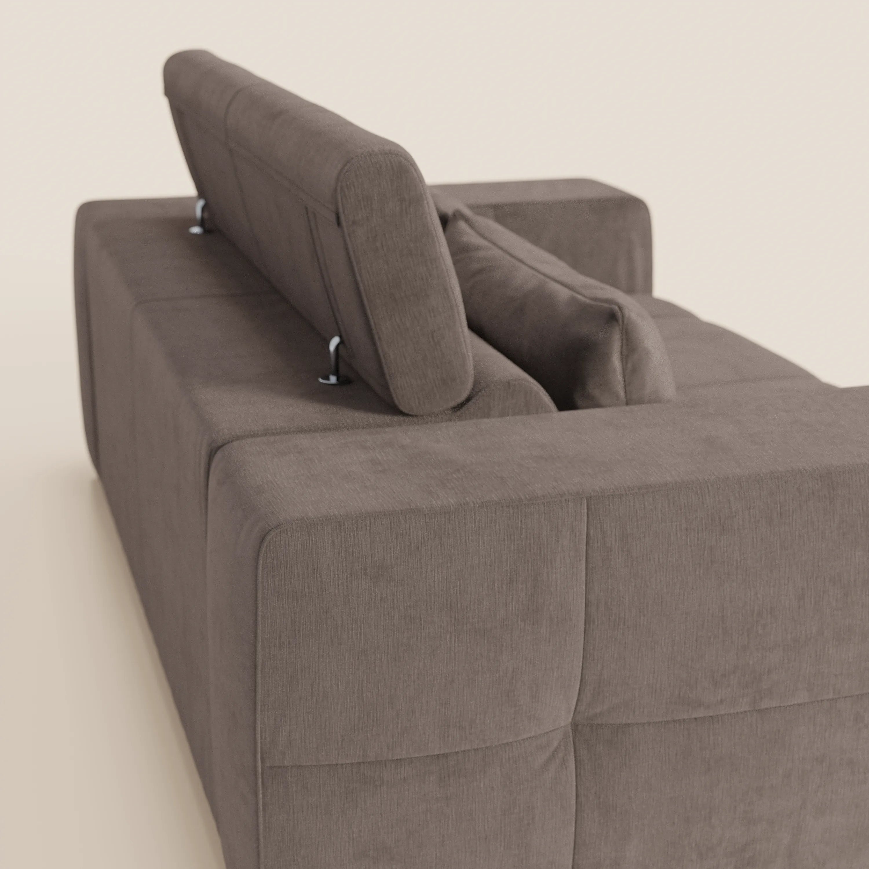 Il Monarch Divano con Relax Elettrico di Divani.Store è un moderno divano marrone in tessuto smacchiabile T31, mostrato dallo schienale e dal fianco con poggiatesta regolabili dotati di cerniere argentate e cuscino coordinato. Il tutto su uno sfondo bianco sporco.