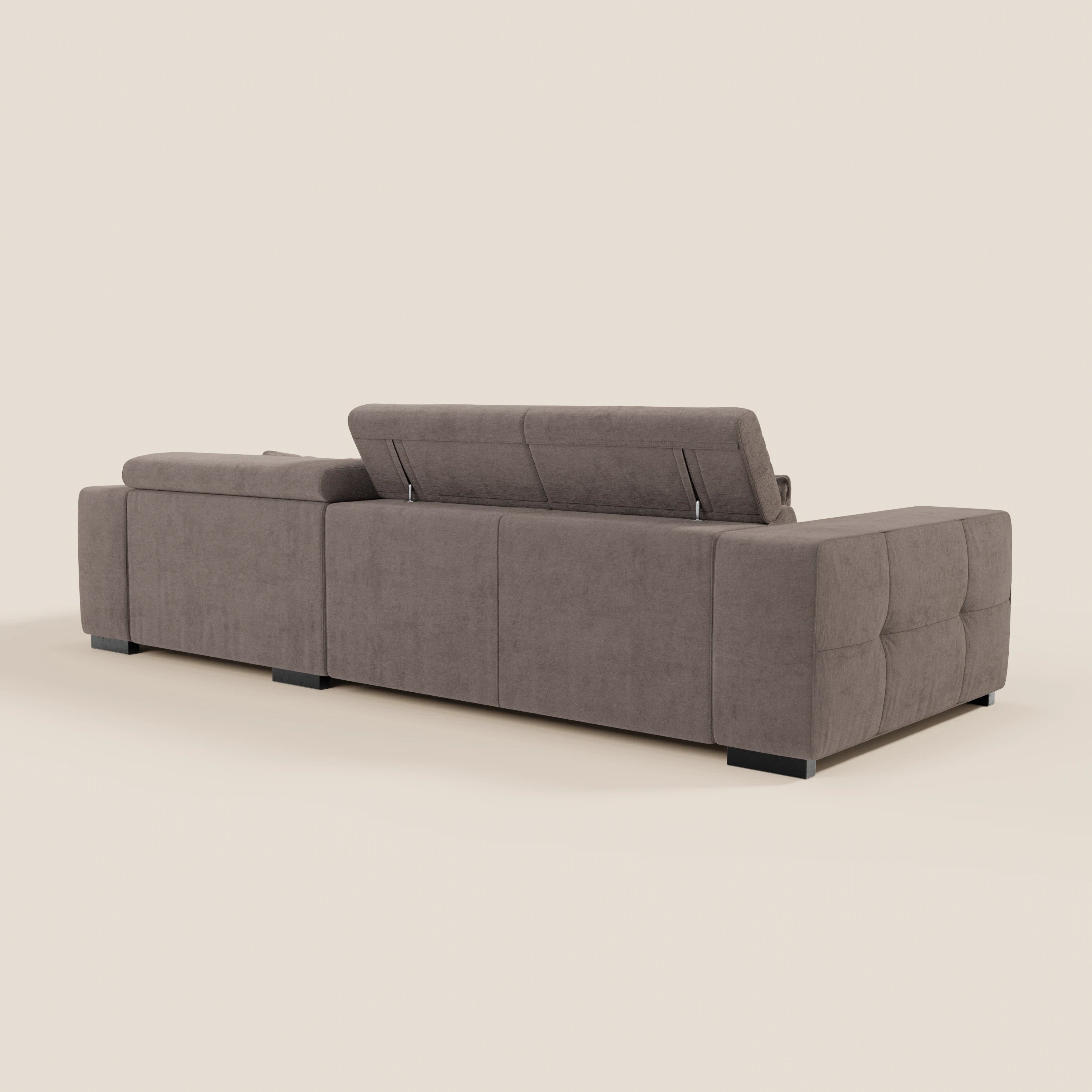 Il Monarch Divano angolare con penisola e Relax Elettrico di Divani.Store è presentato dal retro, con tessuto color tortora, poggiatesta reclinabili, ampi braccioli, ciuffi quadrati, piedini a blocco neri e un poggiatesta rialzato regolabile.