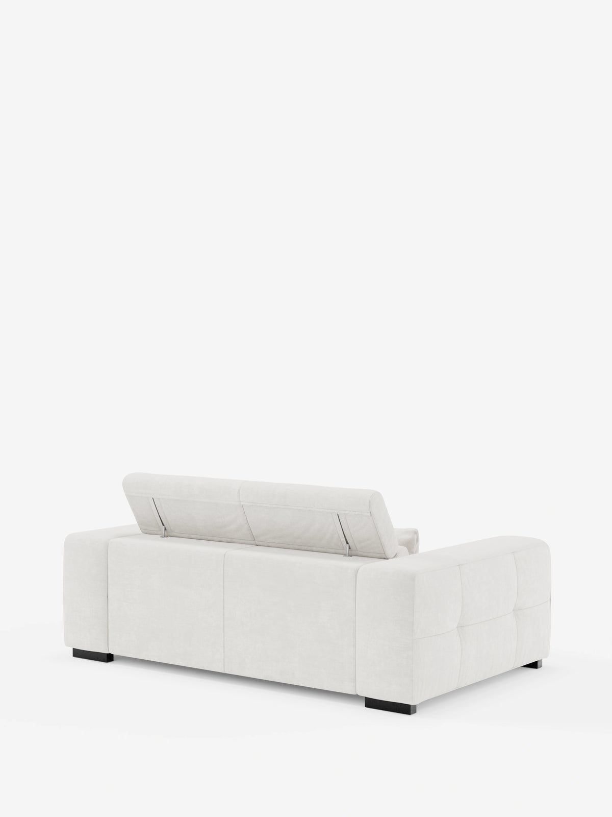 Il divano Monarch Divano con Relax Elettrico per l’allungamento delle sedute e poggiatesta reclinabile, in morbido tessuto smacchiabile T31 di Divani.Store, viene ripreso da dietro, mettendo in risalto il suo profilo ribassato con un poggiatesta regolabile sollevato. Il divano presenta ampi braccioli imbottiti e poggia su piccoli piedini a blocco scuri su uno sfondo completamente bianco, per un look pulito e minimalista.
