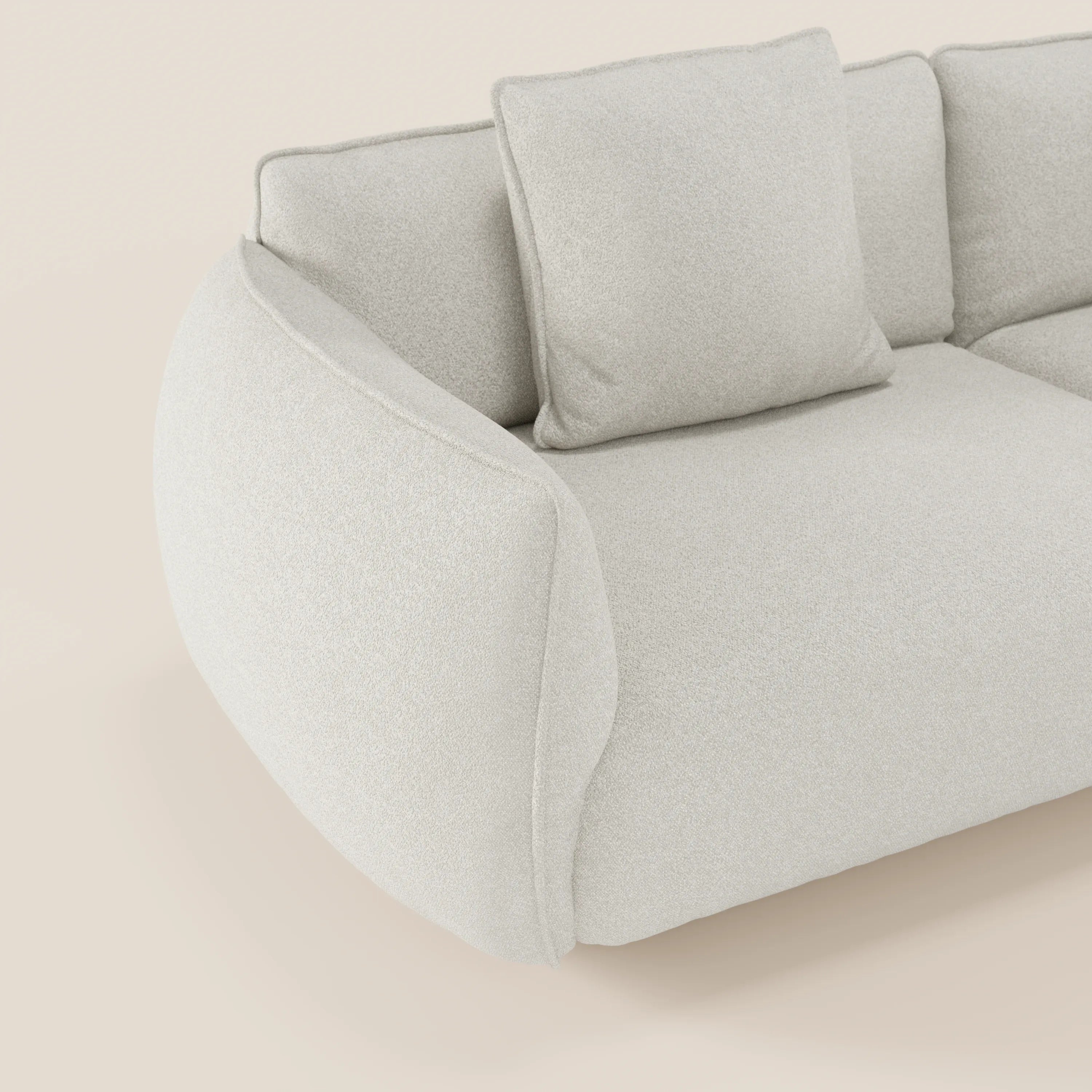 Il divano Nimbus 3 posti modulare e componibile di Divani.Store è un divano moderno di colore beige chiaro (250 cm), con braccioli arrotondati e morbidi, tessuto effetto cotone antimacchia e cuscini di schienale e di rivestimento coordinati.