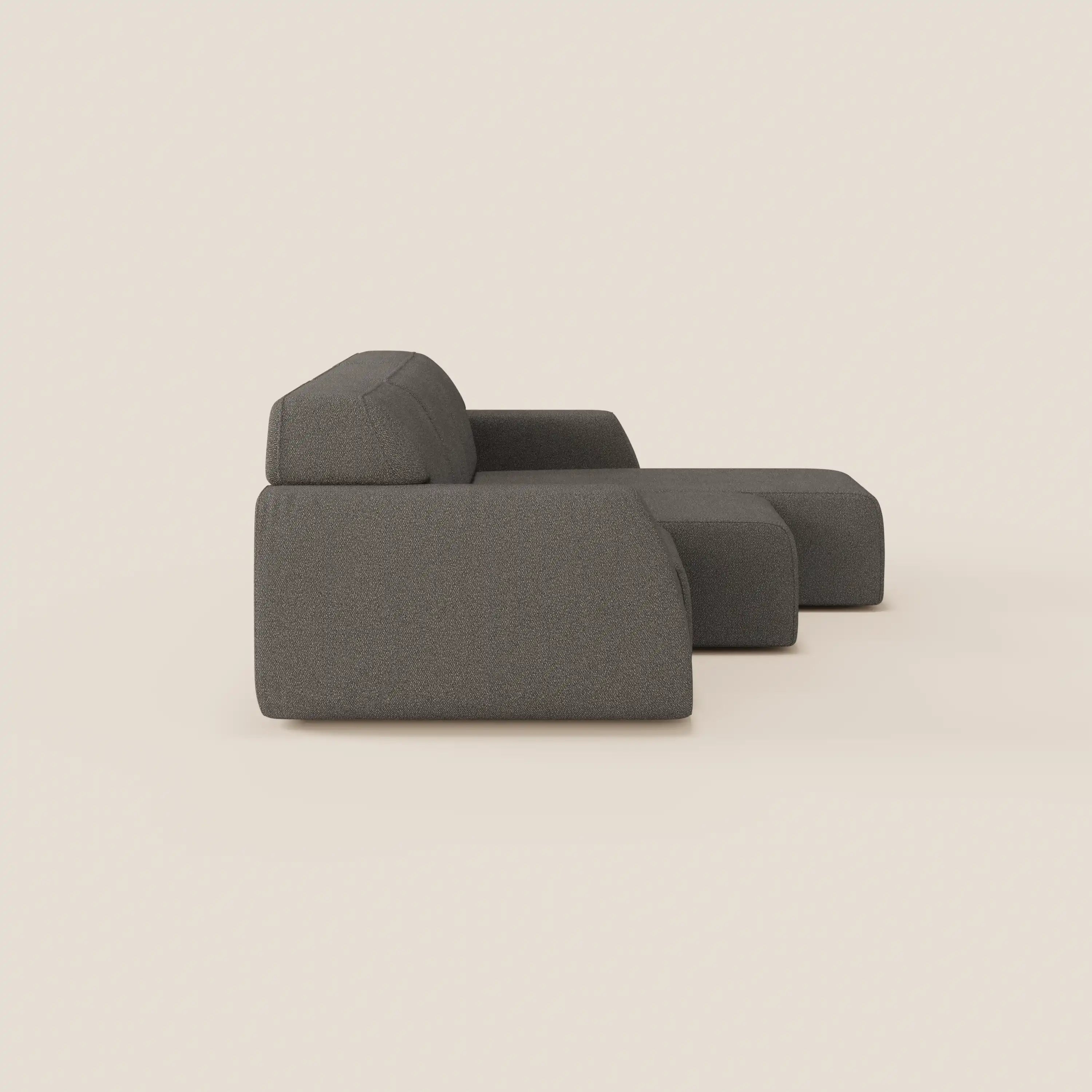 Il divano angolare Orbit di Divani.Store è un moderno divano modulare grigio scuro in tessuto antimacchia effetto cotone T33, caratterizzato da tre sezioni collegate tra loro con profilo basso, braccioli e schienale rettangolari e chaise lounge reversibile.