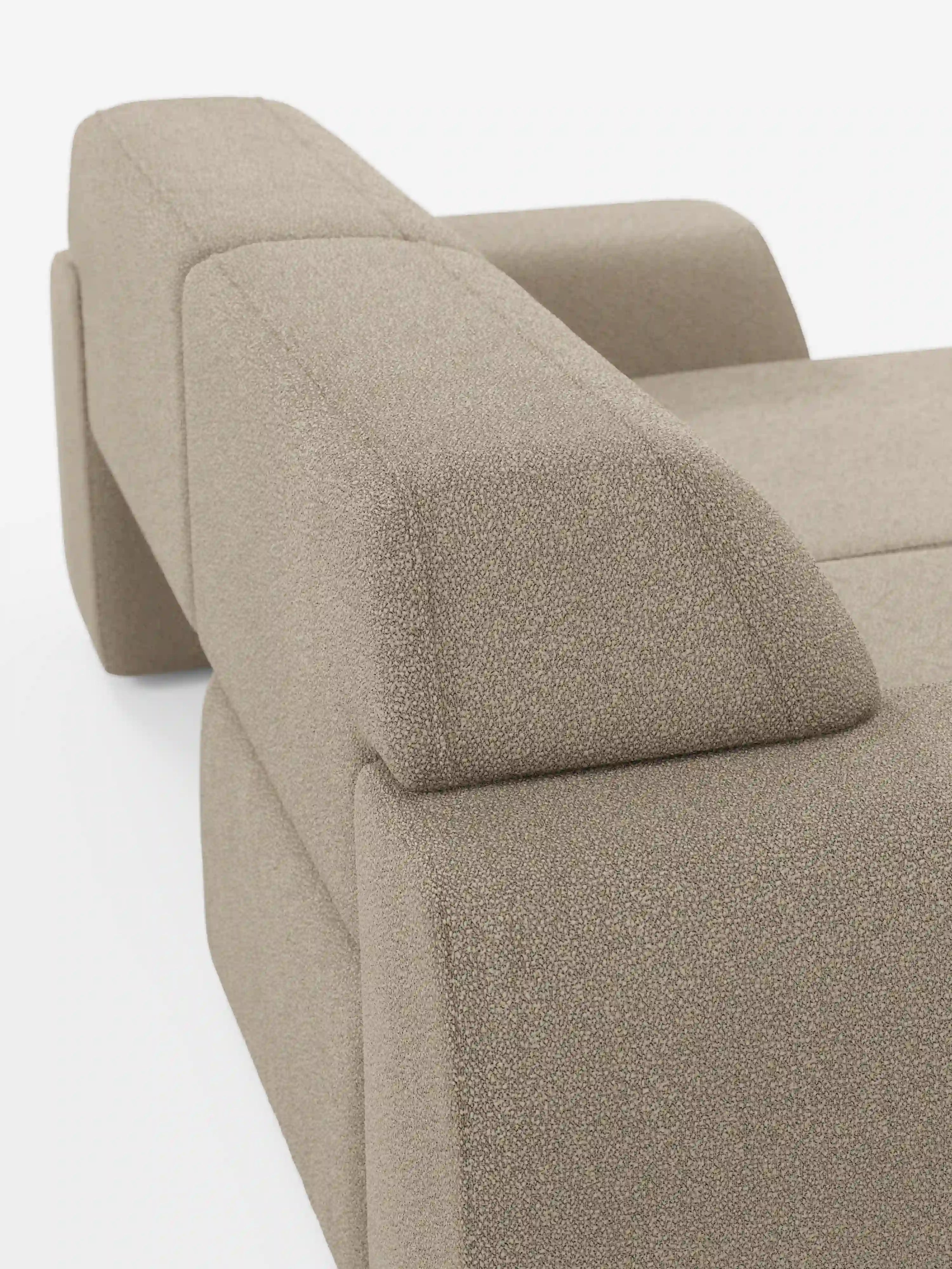 Primo piano del divano Orbit a 2 e 3 posti di Divani.Store in beige, rivestito in tessuto smacchiabile effetto cotone T33. L’immagine mette in risalto la silhouette geometrica e minimalista del divano, caratterizzata da ampi braccioli angolari e linee pulite e ben definite, su uno sfondo bianco a tinta unita. Il suo design contemporaneo si distingue per caratteristiche pratiche quali i rivestimenti completamente sfoderabili e le sedute scorrevoli, che garantiscono un comfort ancora maggiore.