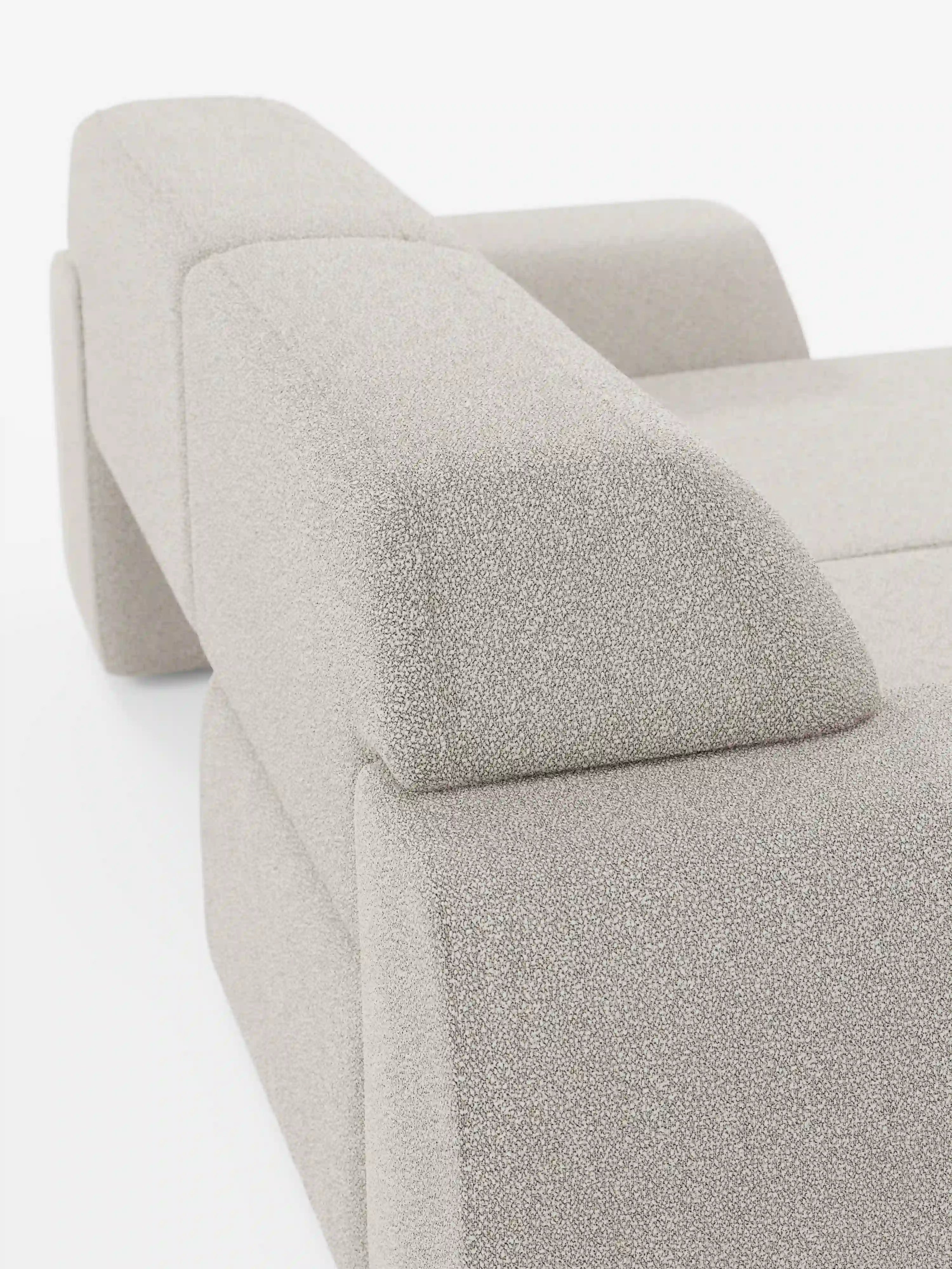 Primo piano del divano Orbit a 2 e 3 posti con sedute scorrevoli di Divani.Store, interamente rivestito in tessuto T33 effetto cotone beige chiaro antimacchia, caratterizzato da linee pulite, braccioli bassi e larghi e un design geometrico minimalista — con rivestimenti completamente sfoderabili — su uno sfondo bianco a tinta unita.