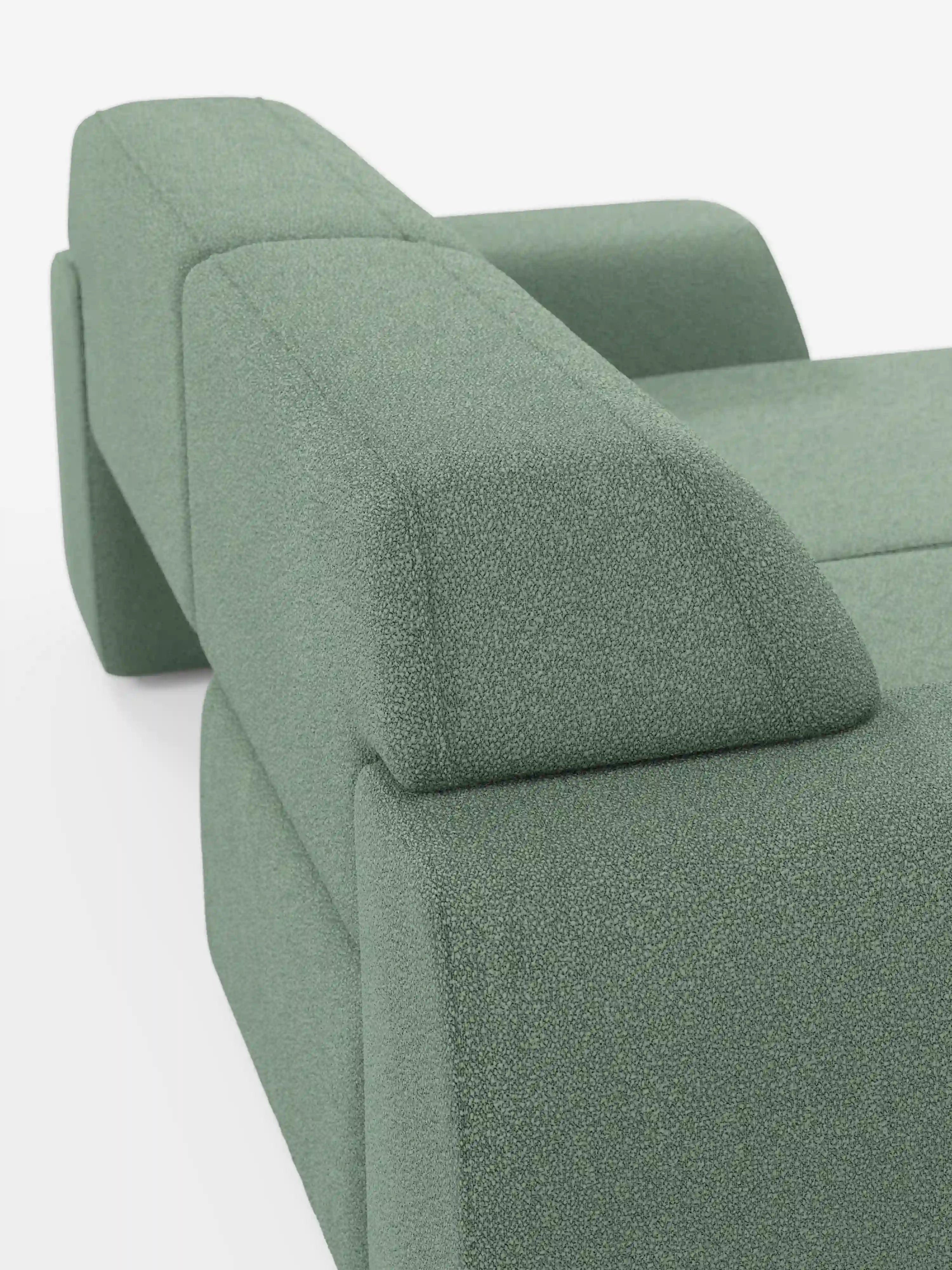 Un primo piano del divano Orbit a 2 e 3 posti con sedute scorrevoli di Divani.Store, rivestito in tessuto T33 effetto cotone resistente alle macchie, ne mette in risalto il design moderno caratterizzato da linee pulite, braccioli angolari e uno stile minimalista. Il divano presenta morbide curve lungo i bordi e un delicato dettaglio di cucitura sul bracciolo e sulla seduta. Lo sfondo è bianco a tinta unita.