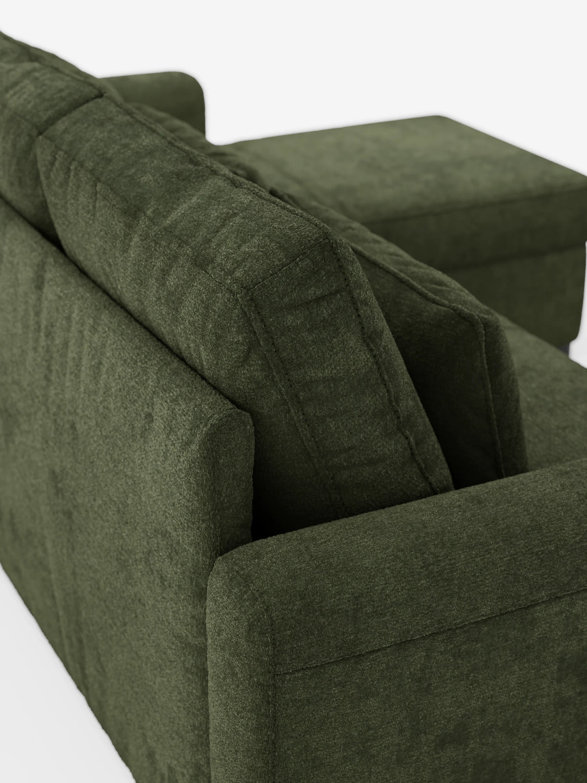 Un divano letto Ottaviano verde oliva scuro con letto estraibile – penisola reversibile e contenitore in tessuto materico smacchiabile, visto da dietro, caratterizzato da spessi cuscini dello schienale, un ampio bracciolo e una chaise longue.