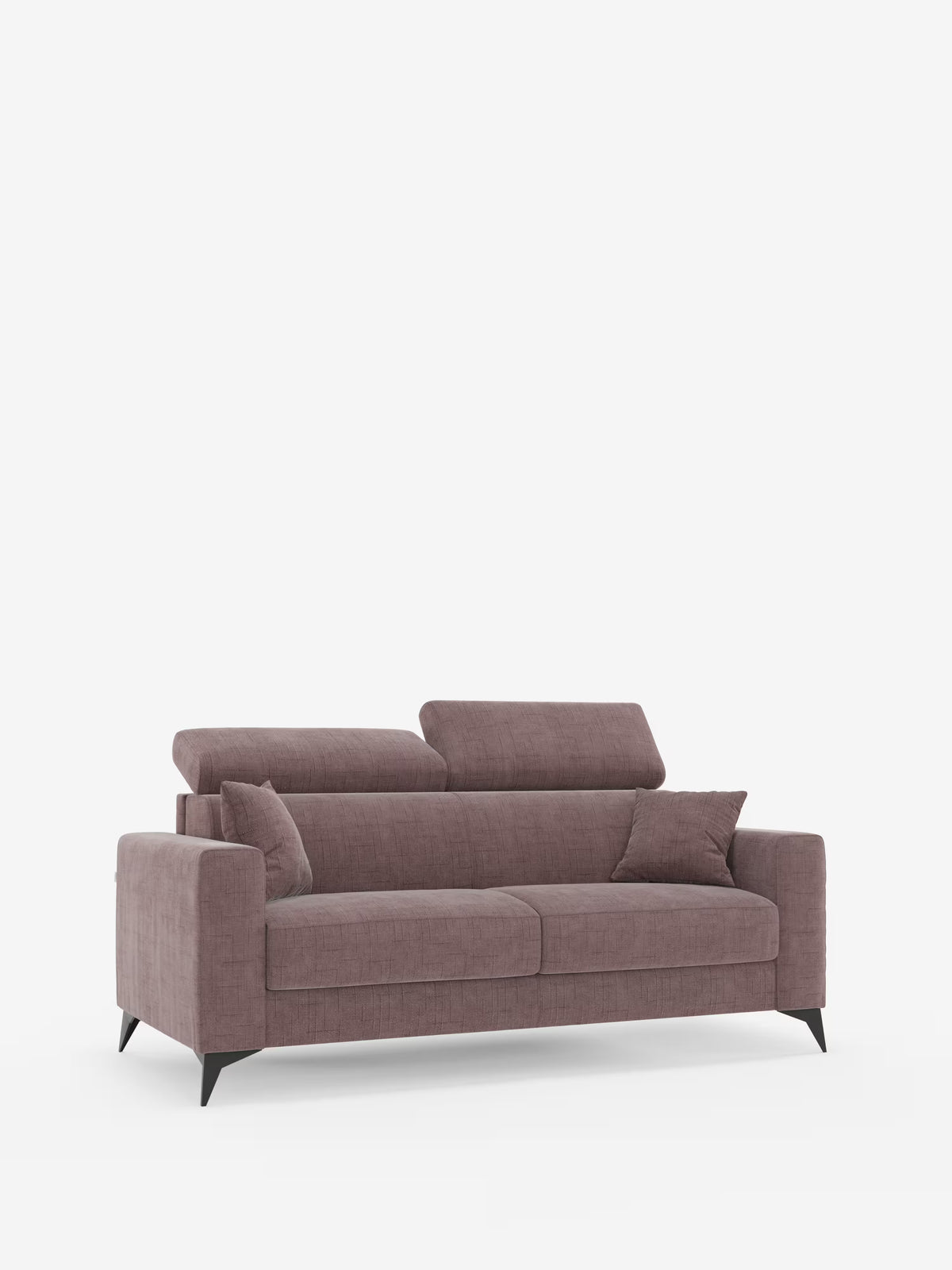 Un divano letto matrimoniale Pegaso color malva di Divani.Store, caratterizzato da un design moderno con braccioli squadrati, gambe nere angolate, poggiatesta regolabili in tessuto jacquard (smacchiabile T22) e due cuscini decorativi abbinati, il tutto su uno sfondo bianco a tinta unita.