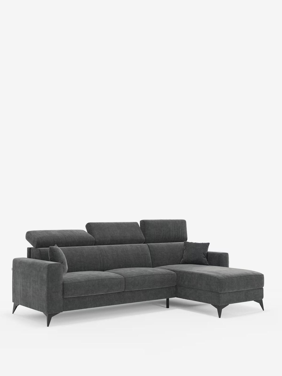 Il divano letto angolare Pegaso di Divani.Store è un divano componibile a L di colore grigio scuro, rivestito in tessuto jacquard testurizzato e antimacchia (T22). È dotato di poggiatesta reclinabili, gambe angolari nere, una chaise longue sul lato destro con vano portaoggetti e include un cuscino decorativo abbinato. Il divano è presentato su uno sfondo bianco a tinta unita.