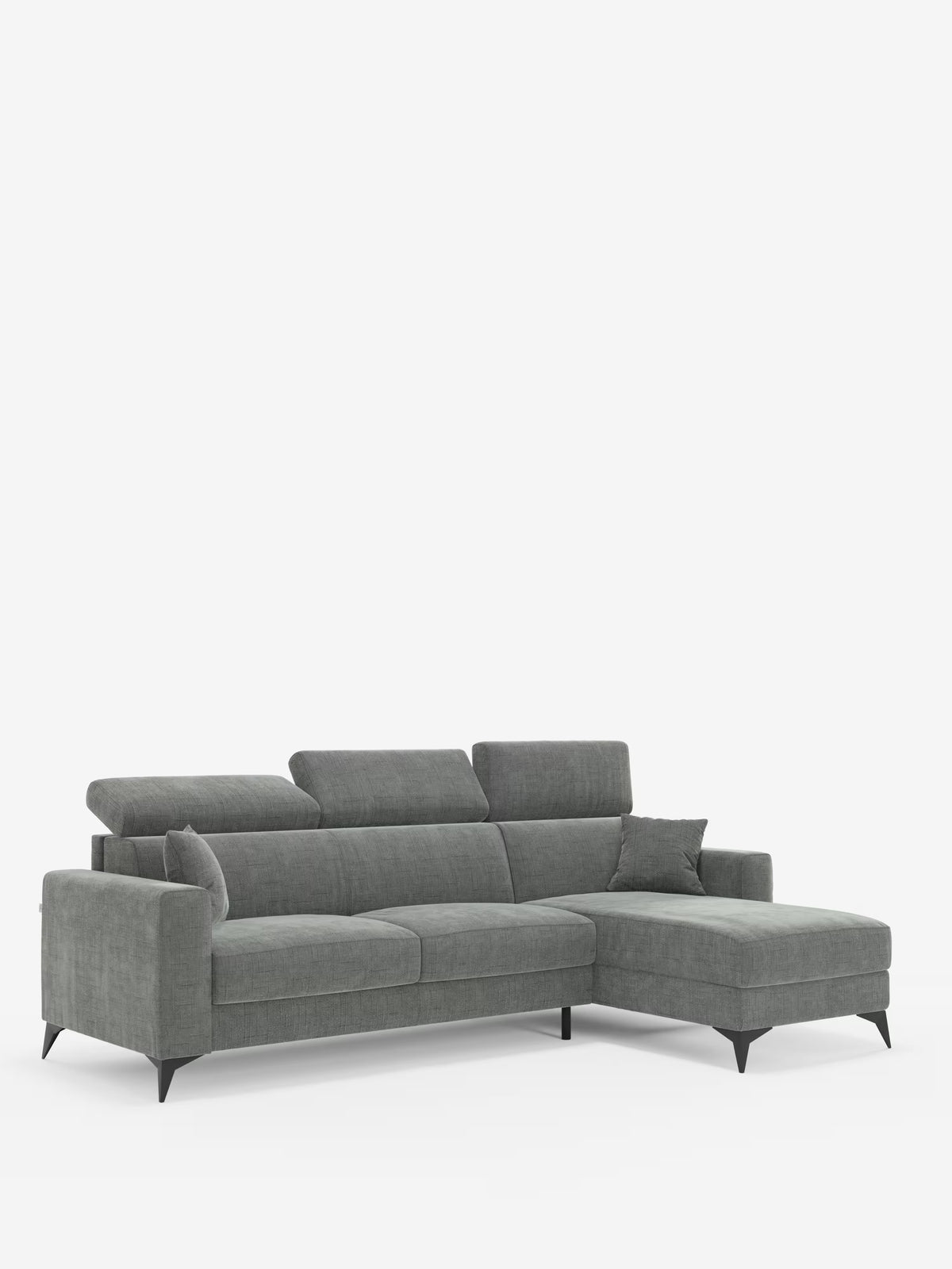 Divano letto componibile Pegaso di Divani.Store, caratterizzato da una chaise longue con contenitore sul lato destro, schienali bassi con poggiatesta regolabili, braccioli sottili, tessuto jacquard T22 resistente alle macchie e quattro gambe angolate nere. Include due cuscini decorativi abbinati. Sfondo bianco a tinta unita.