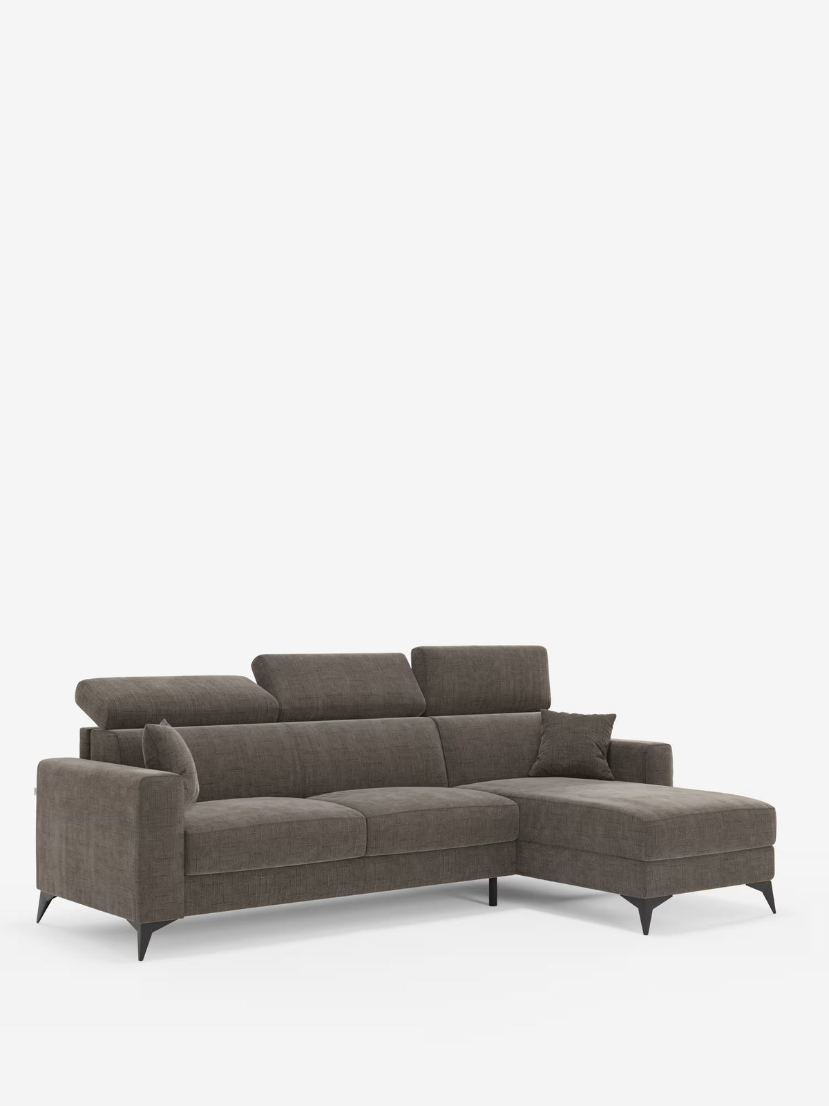 Il divano letto angolare Pegaso di Divani.Store è dotato di una chaise longue sul lato destro ed è rivestito in tessuto jacquard T22 antimacchia in una tonalità di grigio scuro. Questo divano moderno presenta ampi braccioli, seduta imbottita, poggiatesta regolabili, un cuscino decorativo coordinato e gambe affusolate nere. Lo sfondo è bianco a tinta unita.