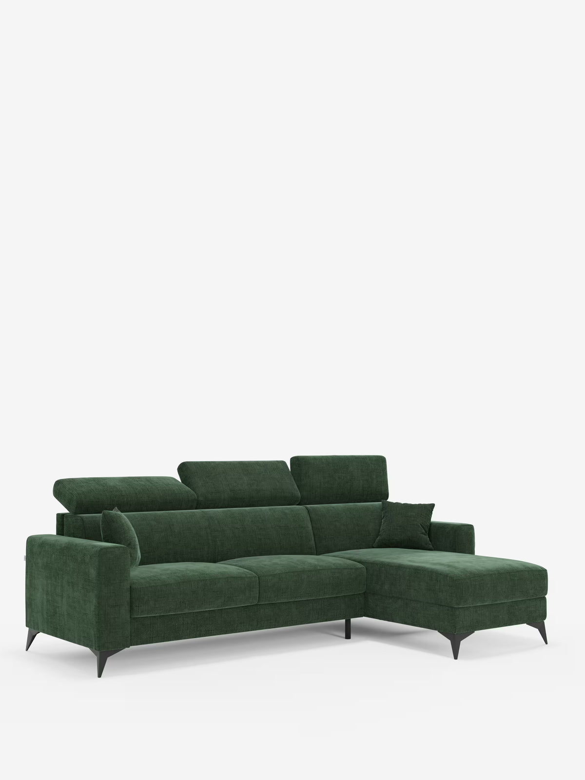 Un divano letto angolare Pegaso dal design contemporaneo di Divani.Store, rivestito in tessuto jacquard antimacchia T22, caratterizzato da una finitura verde scuro con gambe nere e una chaise longue integrata sul lato destro dotata di vano portaoggetti. Questo divano componibile è dotato di poggiatesta regolabili, morbidi cuscini e un cuscino decorativo abbinato, che coniuga perfettamente stile e funzionalità su uno sfondo bianco a tinta unita.
