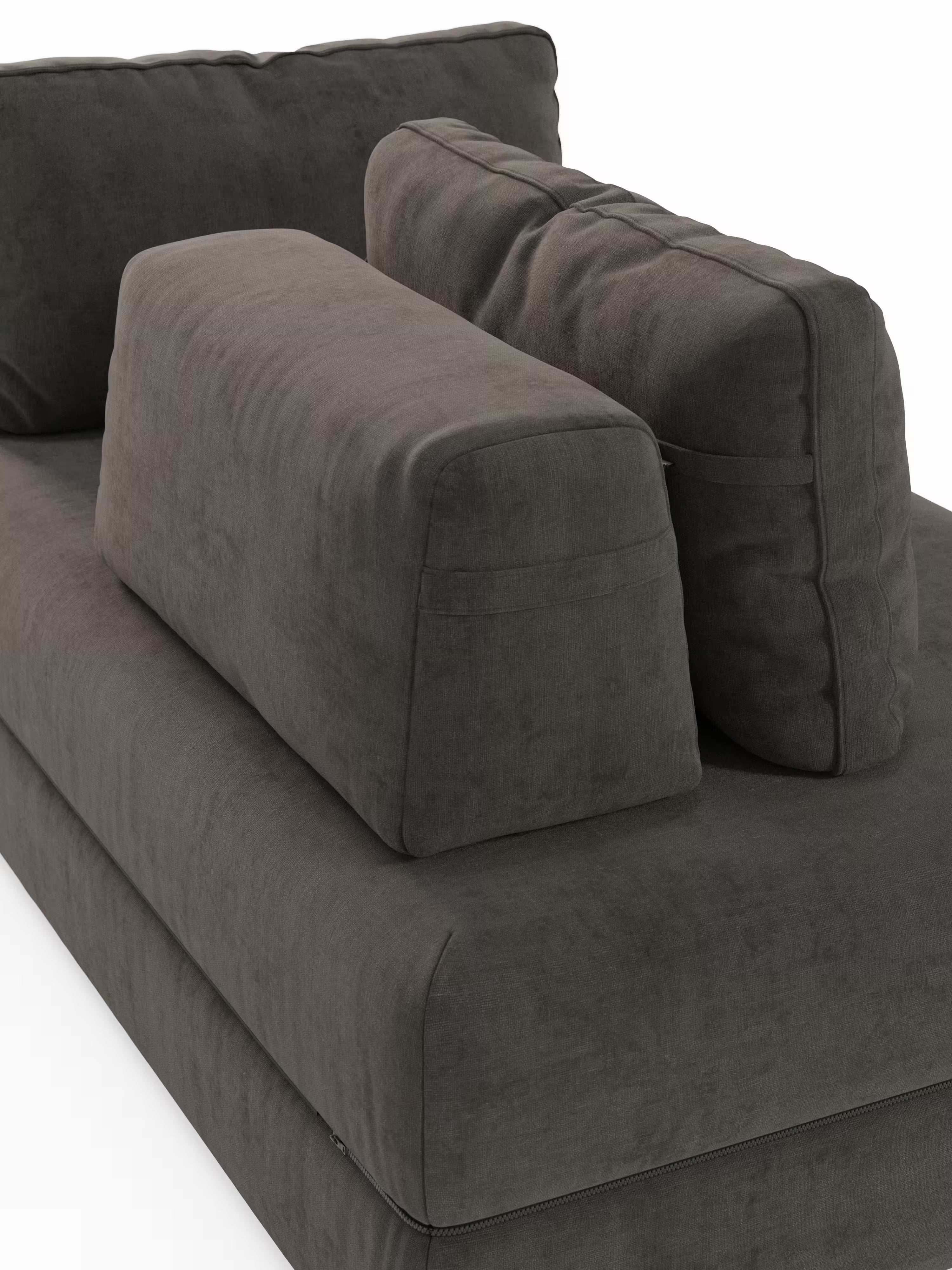Un primo piano del divano letto matrimoniale Rift di Divani.Store, rivestito in grigio scuro, che ne mette in risalto l’ampia seduta, lo schienale inclinato e i due grandi cuscini morbidi. Il morbido tessuto simile alla pelle scamosciata ne esalta il fascino moderno sullo sfondo bianco a tinta unita: una scelta ideale per chi è alla ricerca di un divano letto moderno con schienali regolabili e il comfort superiore di un materasso opzionale in memory foam alto 22 cm nella versione T31.