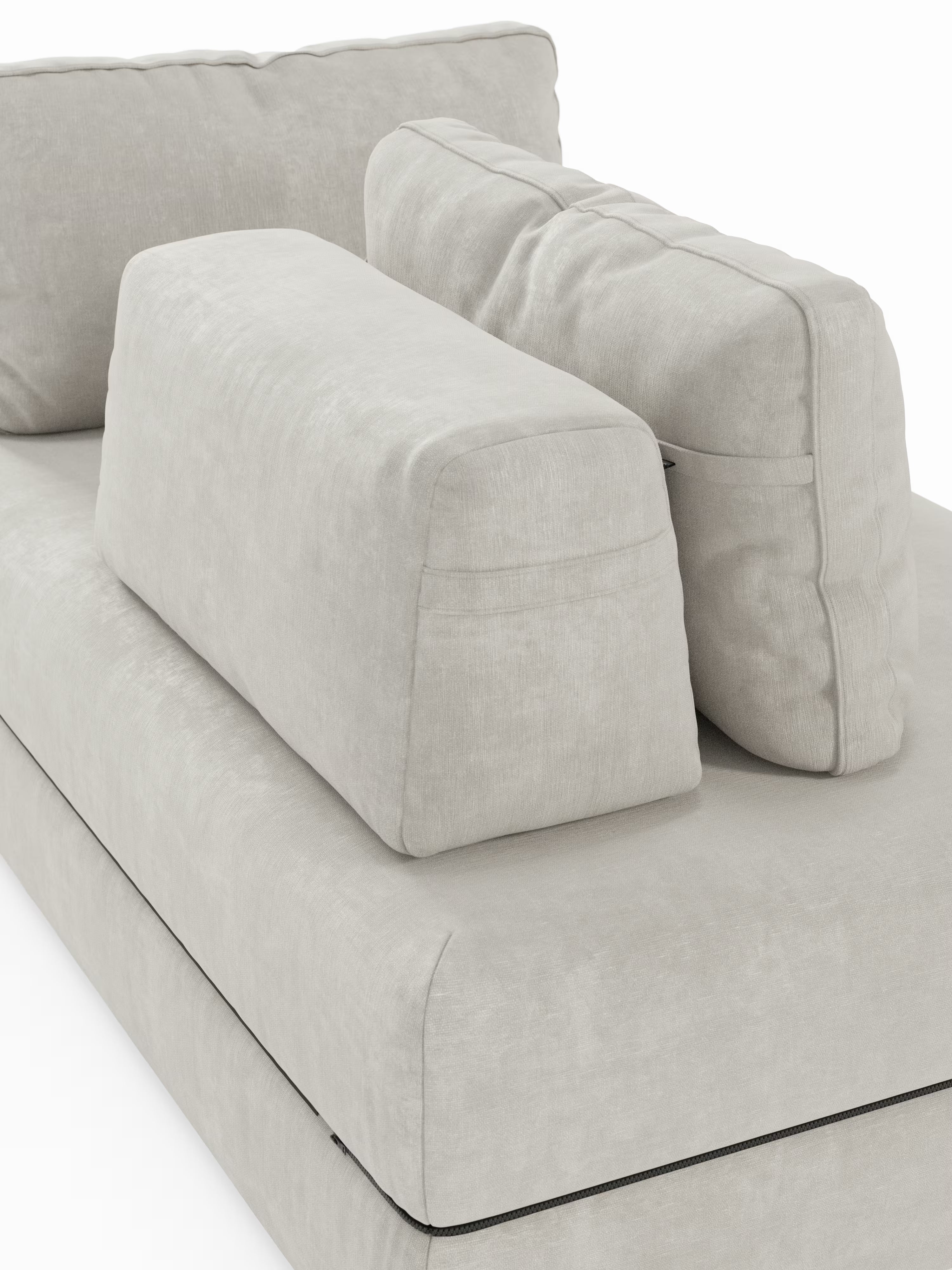 Un primo piano del divano letto matrimoniale Rift di Divani.Store ne mette in risalto il design moderno nei toni del beige, caratterizzato da due schienali mobili di dimensioni diverse e da un unico cuscino di seduta realizzato in morbido tessuto testurizzato. I morbidi cuscini e le cuciture precise contribuiscono alla sua estetica minimalista, mentre il divano offre un comfort eccezionale grazie al materasso in memory foam alto 22 cm nella versione T31.