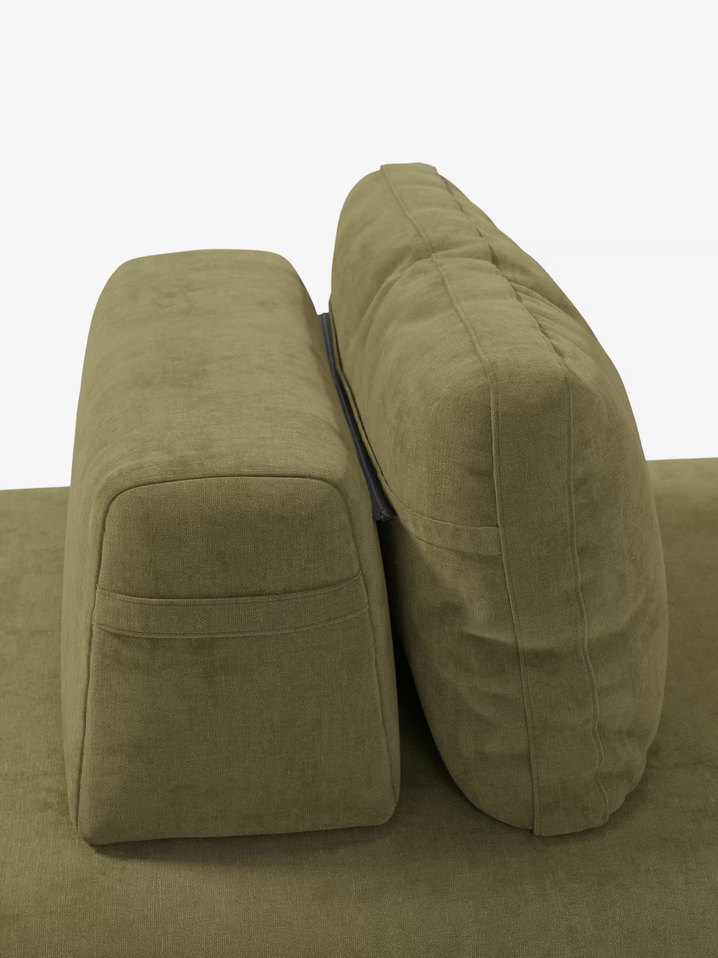 Un primo piano del divano letto matrimoniale Rift a 2 e 3 posti di Divani.Store mette in risalto due spessi cuscini di seduta, disposti uno accanto all’altro sulla base del divano, con una cucitura a vista e una cerniera al centro. Il tessuto, realizzato con rivestimento T31 antimacchia, presenta una finitura morbida e dalla trama delicata, che sottolinea la qualità tipica del vero design italiano. Lo sfondo è bianco a tinta unita.
