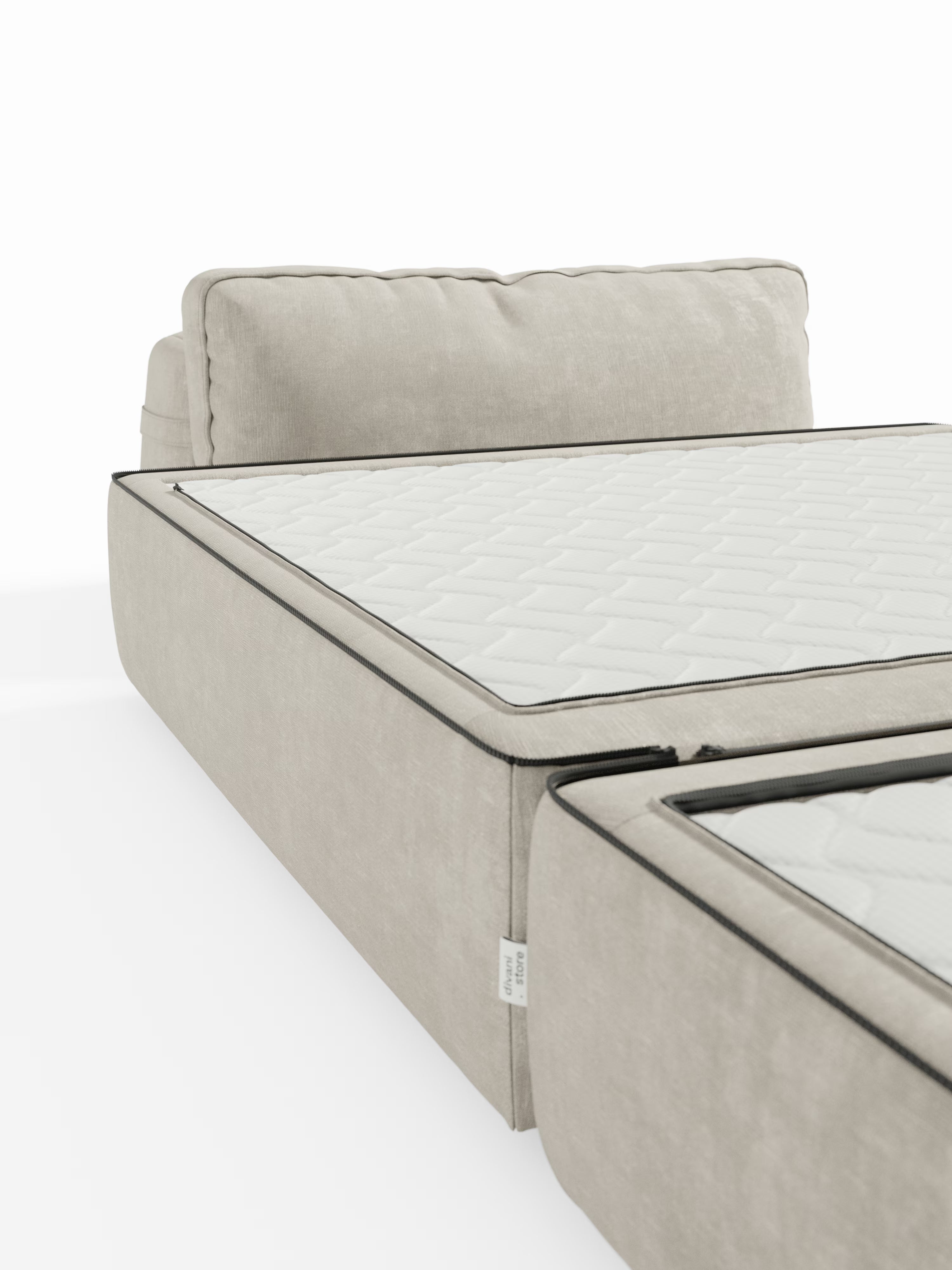 Un primo piano della poltrona letto Rift di Divani.Store ne mette in risalto il design moderno color beige, caratterizzato da un materasso in memory foam alto 24 cm con rivestimento bianco trapuntato e bordi scuri. È visibile il cuscino dello schienale mobile del divano, mentre la sezione letto si estende in avanti. Rivestito in tessuto T31 facile da pulire, il divano è presentato su uno sfondo bianco minimalista.
