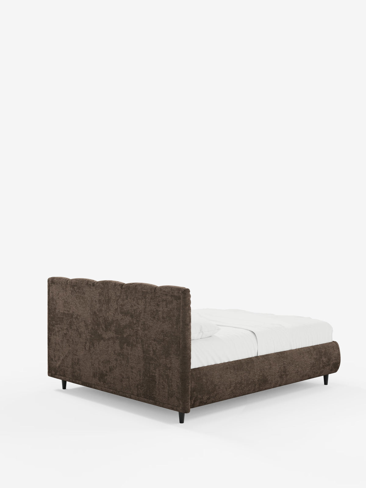Il letto imbottito ARKAM con contenitore di Letti.store è presentato con una testiera bassa e smerlata, realizzata con lavorazione verticale in tessuto marrone certificato Oeko-Tex®, e con gambe corte nere. Il letto è rifatto con cura con biancheria da letto bianca e viene ripreso dall’angolo posteriore sinistro su uno sfondo bianco a tinta unita, mettendo in risalto il suo design chic e shabby.
