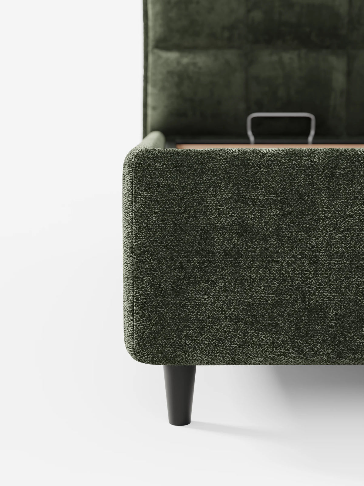 Un letto imbottito AURO con contenitore e testiera alta capitonné in ciniglia Oeko-Tex® di colore verde scuro, caratterizzato da una testiera alta capitonné, da una struttura in tessuto testurizzato e da eleganti gambe scure.