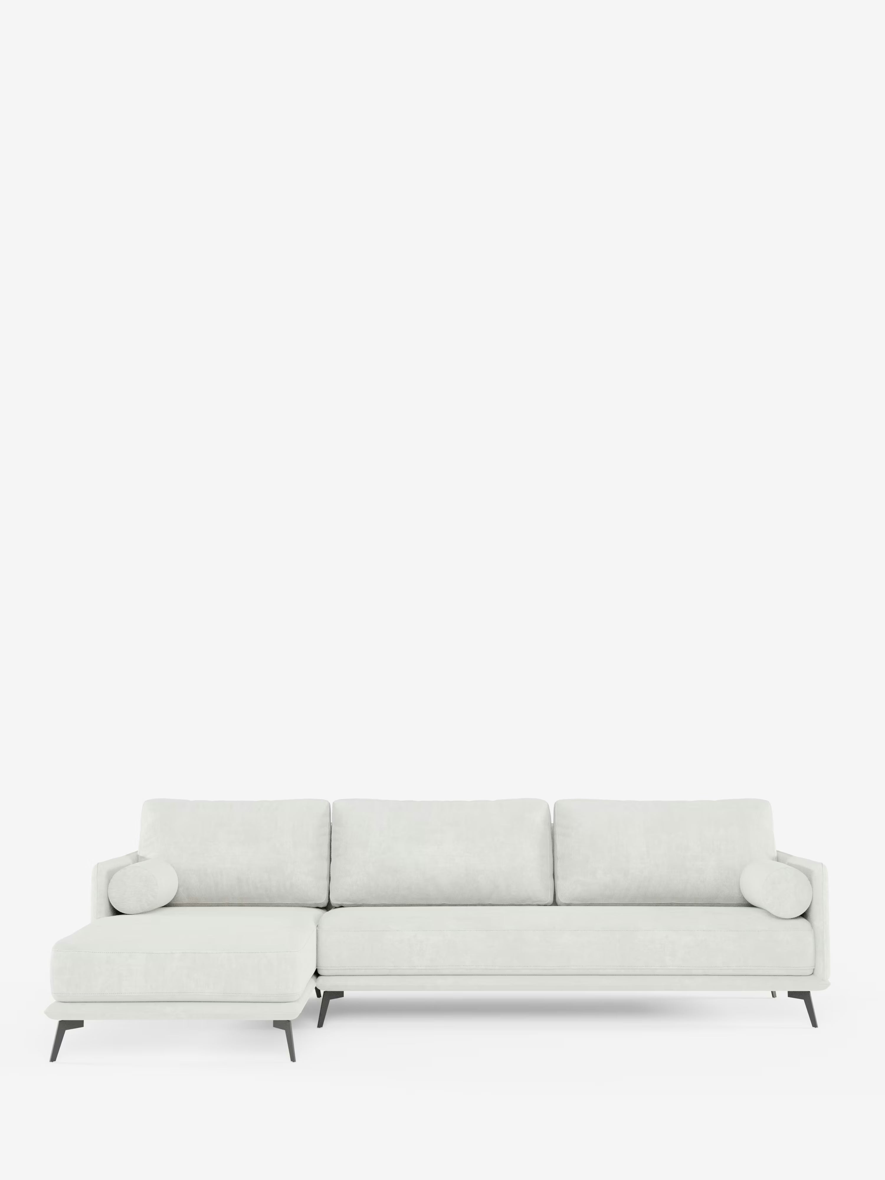 Il divano moderno angolare con penisola “Basalto” di Divani.Store presenta un design elegante a forma di L in grigio chiaro, con tre cuscini di seduta, tre cuscini di schienale, due cuscini cilindrici e sottili gambe in metallo nero. Rivestito in tessuto T31 antimacchia con cuscini imbottiti in piuma, questo raffinato divano componibile si staglia su uno sfondo bianco a tinta unita, incarnando l’eleganza italiana senza tempo e lo stile contemporaneo.