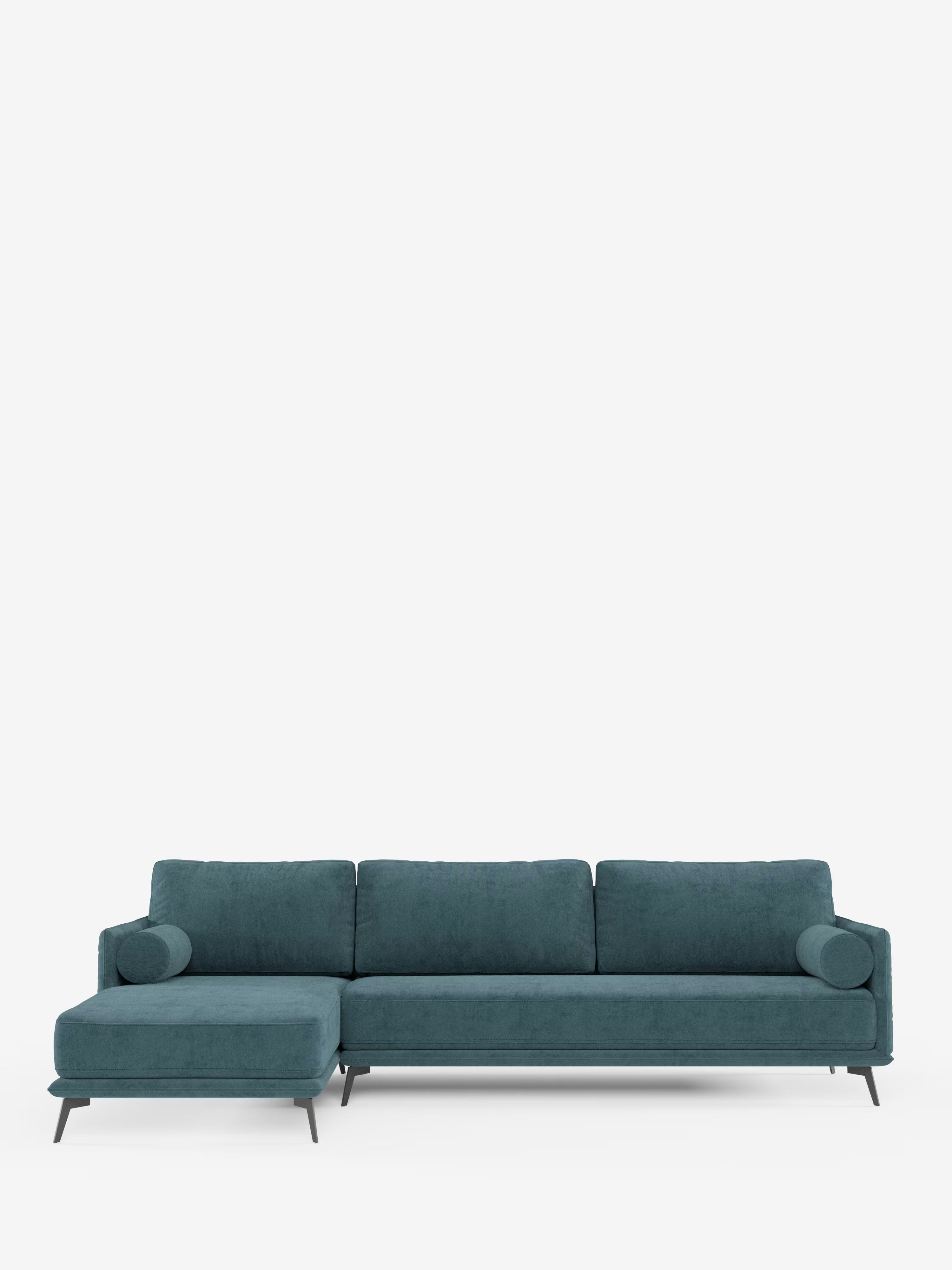 Basalto, divano moderno angolare con penisola di Divani.Store, uno splendido divano componibile a forma di L dotato di tre cuscini di seduta, tre cuscini di schienale e due cuscini cilindrici. Rivestito in tessuto T31 di facile manutenzione con cuscini imbottiti in piuma, questo elegante divano moderno poggia su sottili gambe angolate in metallo nero. La chaise longue è posizionata sul lato sinistro su uno sfondo bianco a tinta unita.