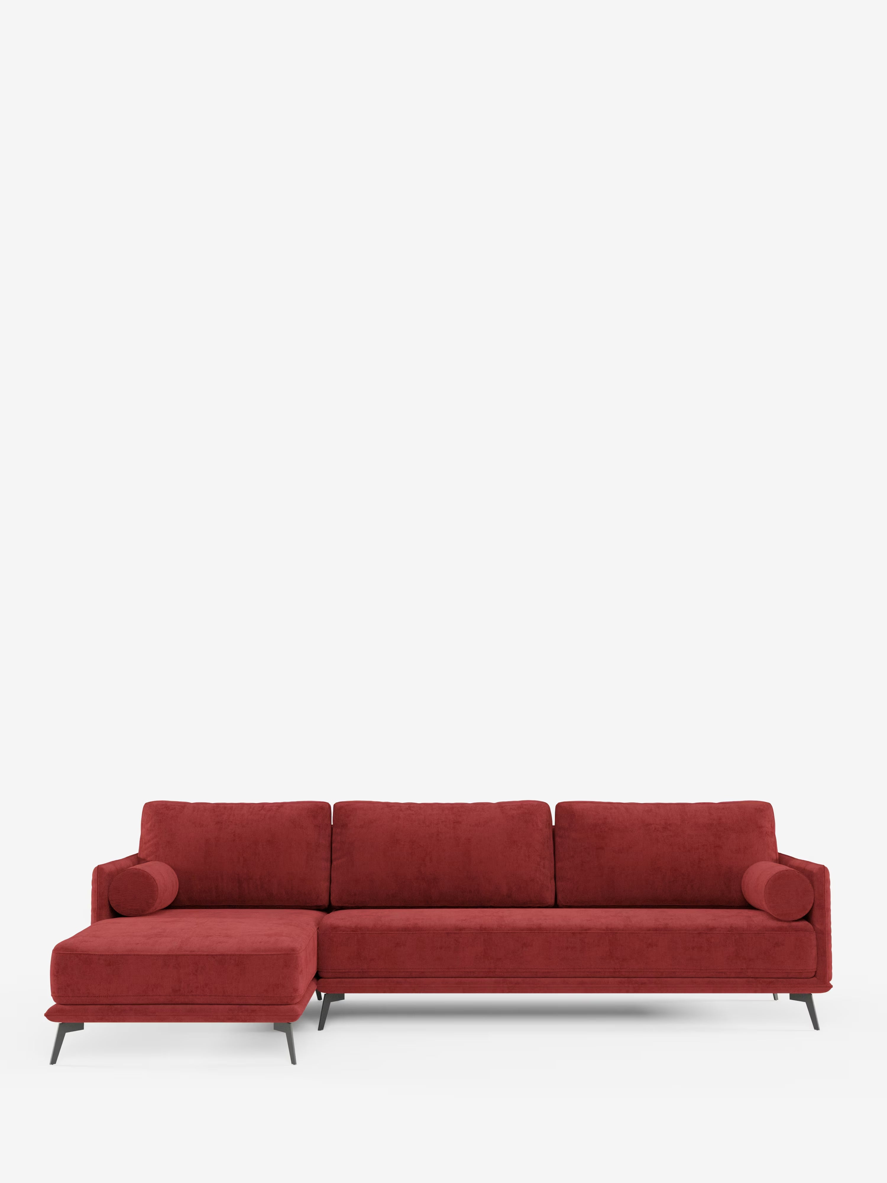 Il divano angolare moderno con penisola Basalto di Divani.Store è un elegante divano componibile rosso in stile moderno, caratterizzato da una chaise longue sul lato sinistro, tre morbidi cuscini dello schienale, cuscini cilindrici sui braccioli e sottili gambe in metallo nero. Il divano presenta una robusta struttura in metallo e cuscini imbottiti in piuma, rivestiti in tessuto T31 facile da pulire, qui raffigurato su uno sfondo bianco a tinta unita.