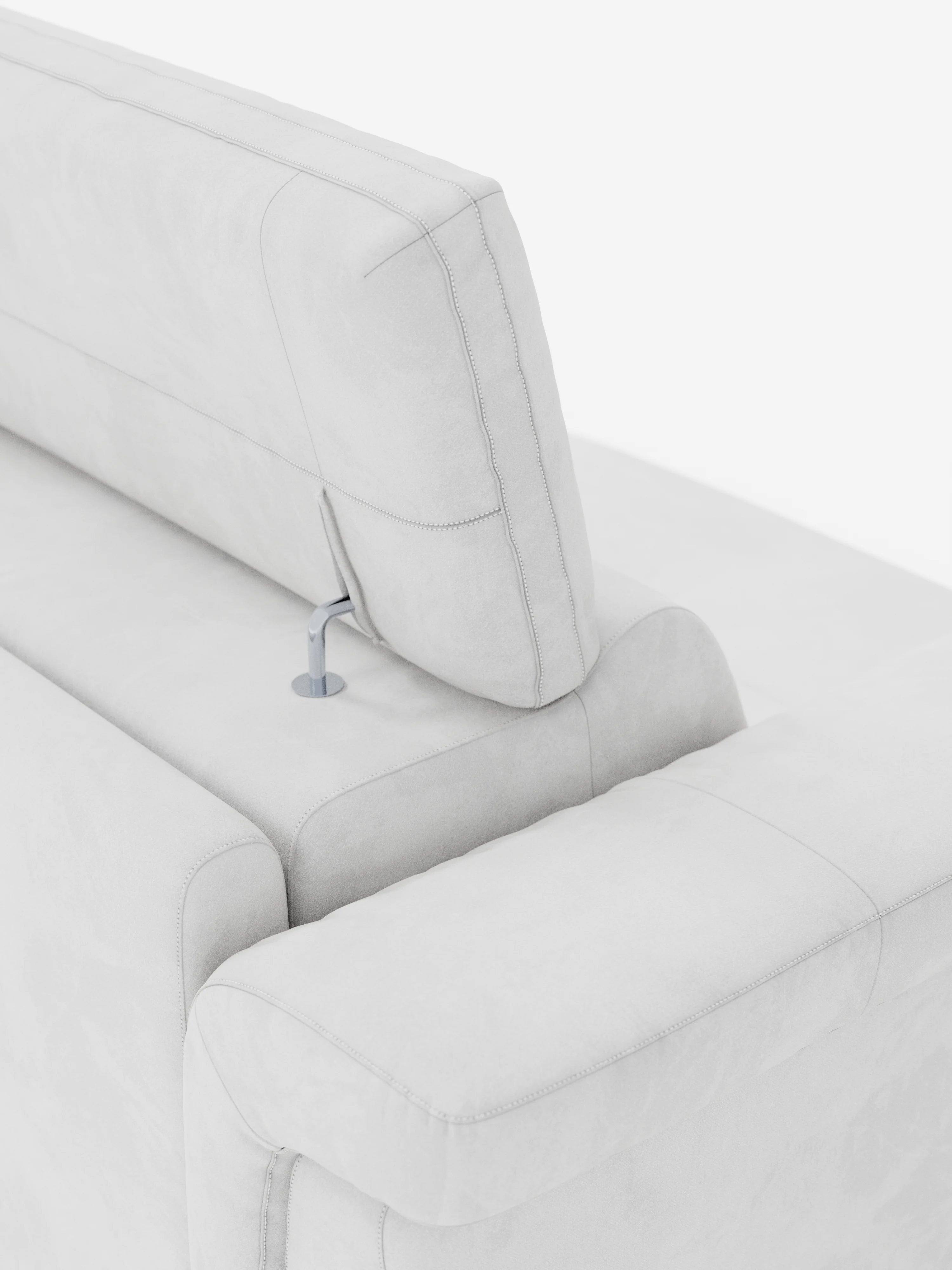 Primo piano del divano letto di design Capri con piedini alti di Divani.Store, rivestito in elegante tessuto effetto velluto smacchiabile T30, resistente alle macchie, in grigio chiaro. Questo divano moderno presenta raffinati dettagli di cucitura e poggiatesta regolabili fissati allo schienale tramite una staffa metallica a vista, a testimonianza dell’eccezionale manifattura italiana. Immagine su sfondo bianco.