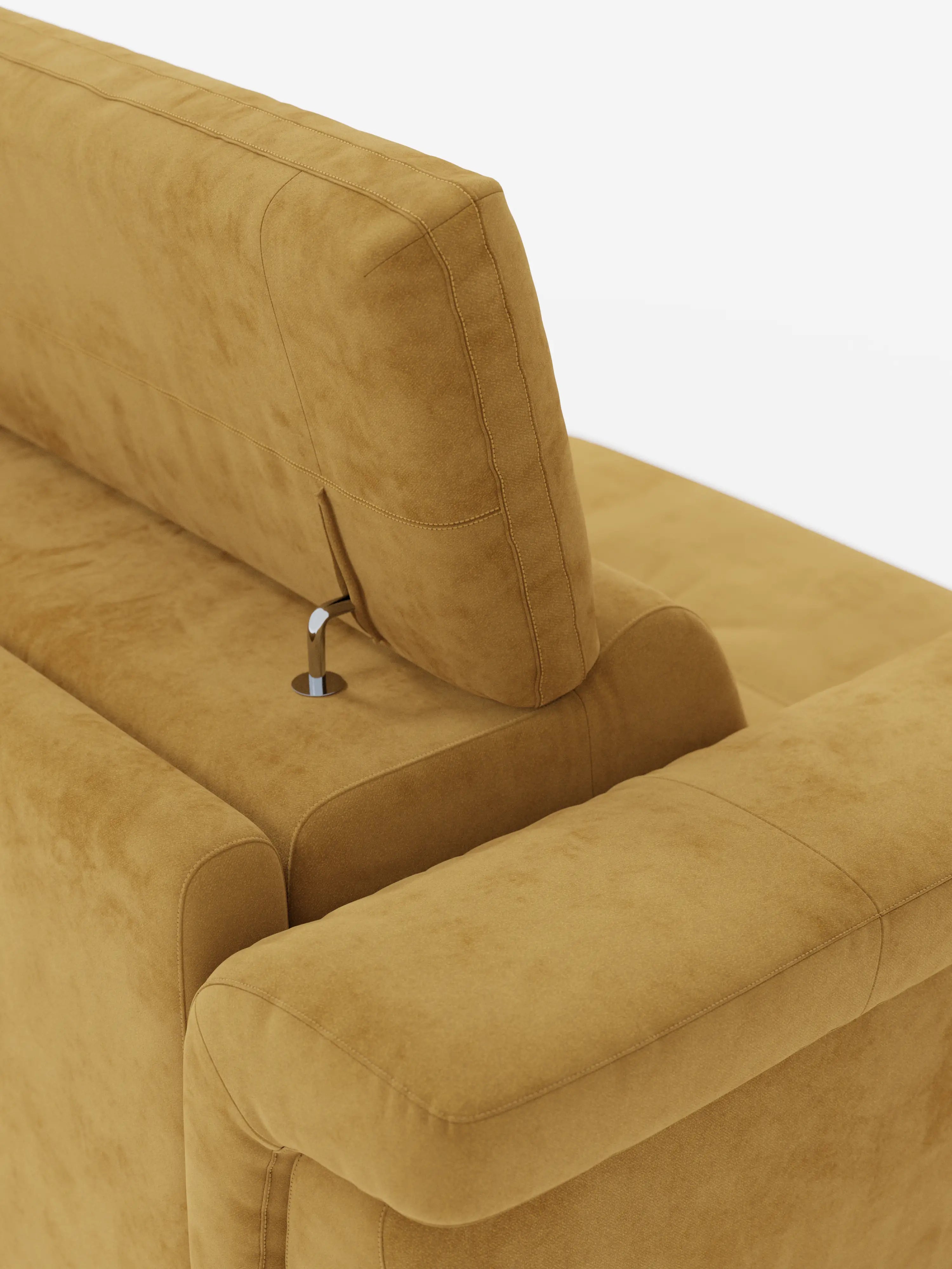 Un primo piano del divano letto di design Capri di Divani.Store, caratterizzato da una finitura color senape simile alla pelle scamosciata, realizzata in raffinato tessuto effetto velluto smacchiabile T30. L’immagine mette in risalto il poggiatesta regolabile del divano, con il suo elegante meccanismo in metallo, ed evidenzia la morbidezza del tessuto italiano di alta qualità. Lo sfondo bianco a tinta unita mette in risalto le gambe alte e l’elegante lavorazione artigianale.