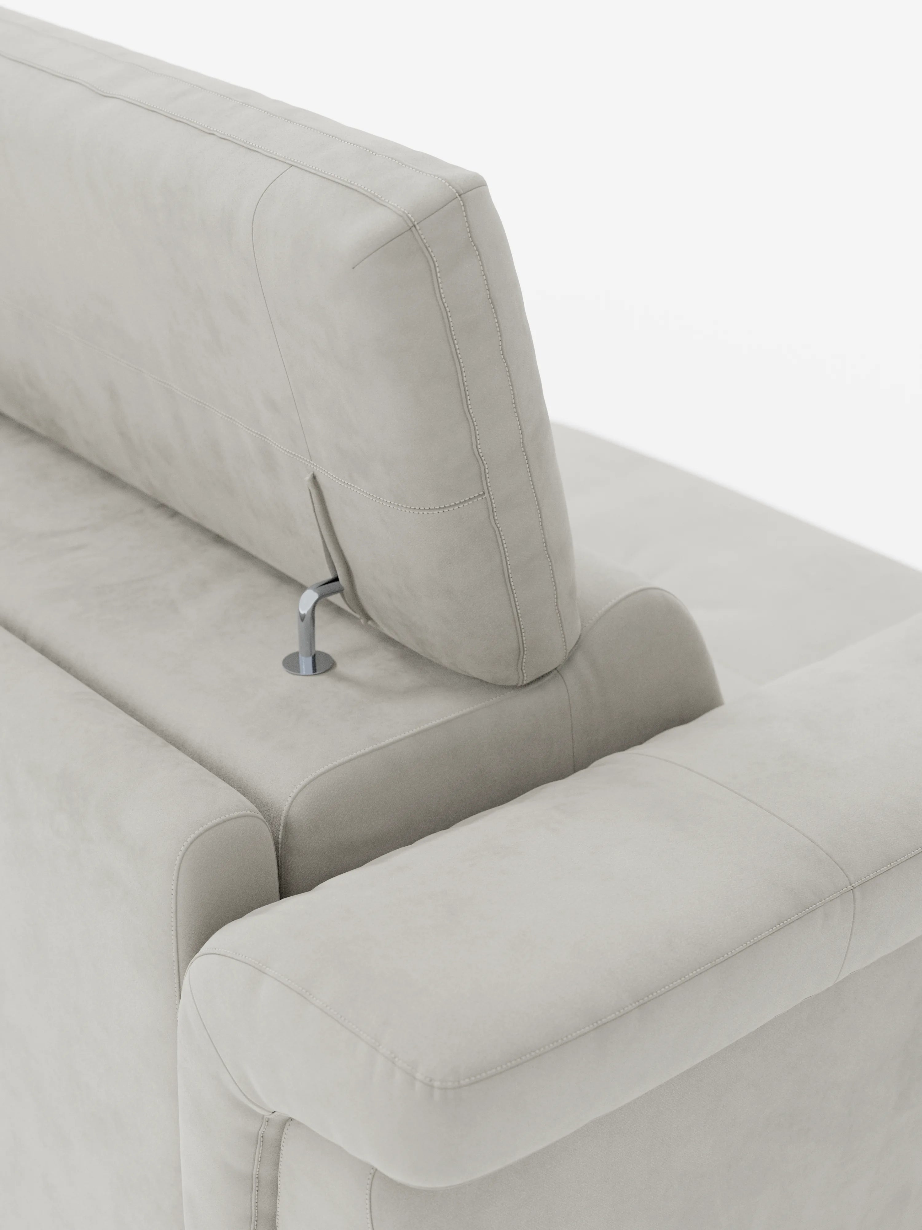 Primo piano del divano letto di design Capri di Divani.Store, presentato in un raffinato tessuto smacchiabile effetto velluto T30 di colore grigio chiaro. L’immagine mette in risalto i suoi morbidi cuscini e l’alta qualità della manifattura italiana, con cuciture curate nei dettagli e un poggiatesta reclinabile regolabile fissato da un’elegante asta metallica, che evidenzia sia l’elegante meccanismo che la lussuosa morbidezza del rivestimento. Le gambe alte completano il look contemporaneo.