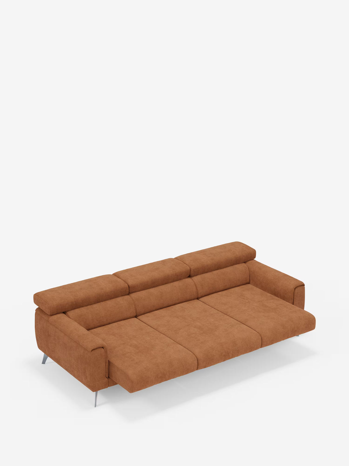 Un divano Caravaggio a 4 posti in stile contemporaneo, color marrone, di Divani.Store, caratterizzato da tre sezioni di seduta scorrevoli, ampi braccioli e gambe in metallo. Questo moderno “divano” è dotato di poggiatesta completamente reclinabili ed è rivestito in tessuto T31 facile da pulire. Nell’immagine è raffigurato su uno sfondo bianco a tinta unita.