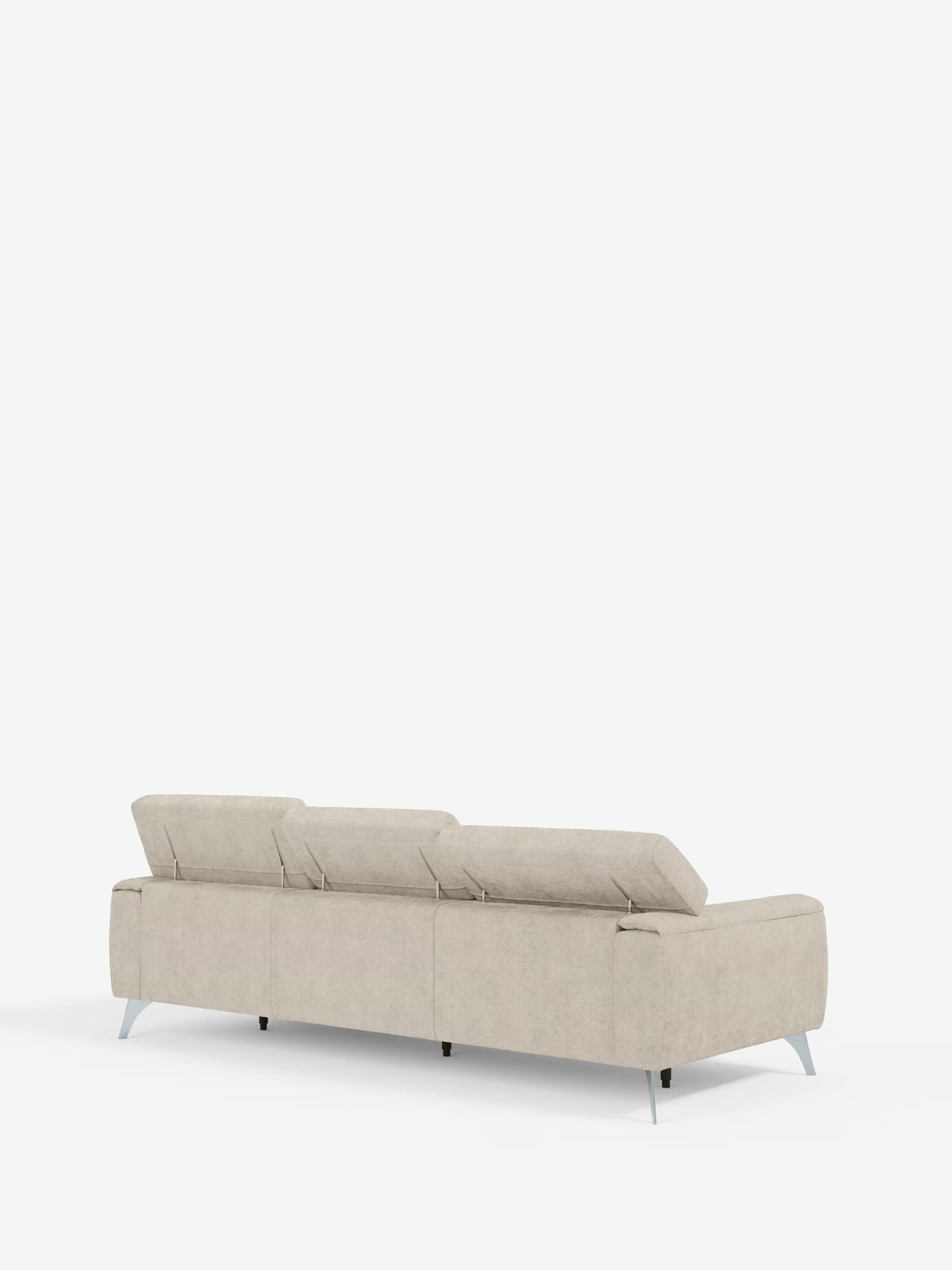 Un moderno divano componibile Caravaggio color beige con chaise longue di Divani.Store, dotato di tre poggiatesta regolabili, sottili gambe in metallo e sedute scorrevoli per un comfort personalizzabile, rivestito in tessuto T31 facile da pulire, ripreso di retro su uno sfondo bianco a tinta unita.