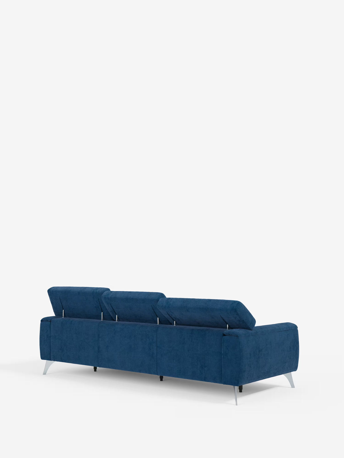 Il divano angolare Caravaggio con penisola e sedute scorrevoli in tessuto smacchiabile T31 di Divani.Store è raffigurato di spalle su uno sfondo bianco a tinta unita. Questo moderno divano in tessuto blu è dotato di tre poggiatesta regolabili e di eleganti gambe angolari argentate, e vanta un design minimalista dalle linee pulite che richiamano un raffinato divano angolare. Non sono visibili dettagli né sulla parete né sul pavimento.