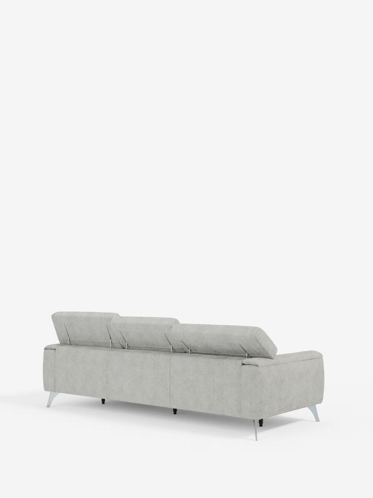 Un divano angolare Caravaggio di colore grigio chiaro, dal design moderno, con penisola e sedute scorrevoli in tessuto smacchiabile T31 di Divani.Store, è raffigurato di retro su uno sfondo bianco a tinta unita. Dotato di tre poggiatesta regolabili e di sottili gambe argentate, questo divano componibile presenta un design pulito e minimalista, una silhouette slanciata e offre un comfort versatile grazie alle sue sedute scorrevoli.