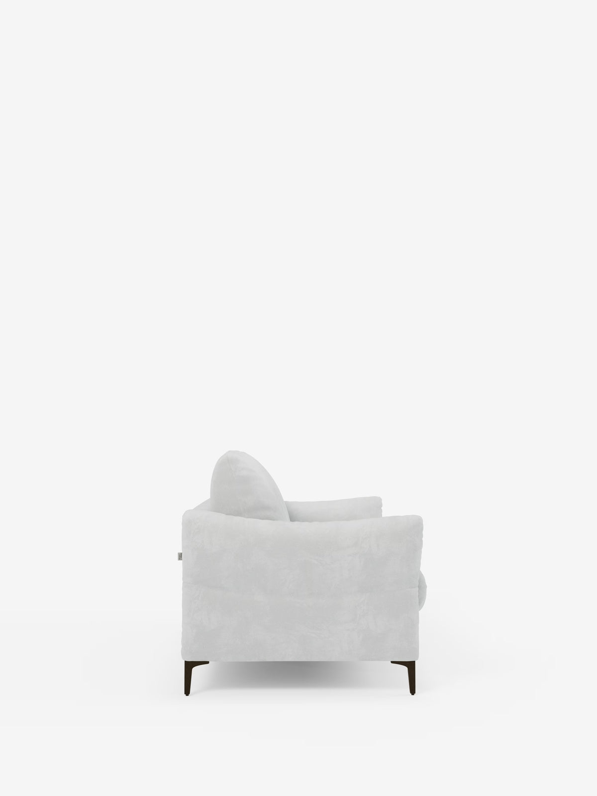 Una vista laterale essenziale del divano letto Dalia di Divani.Store, rivestito in un moderno tessuto in velluto T30 resistente alle macchie, di colore grigio chiaro, con sottili gambe in legno scuro che risaltano su uno sfondo bianco a tinta unita. Ispirato all’elegante design scandinavo, i suoi braccioli e lo schienale arrotondati e imbottiti ne sottolineano l’estetica semplice ma raffinata.