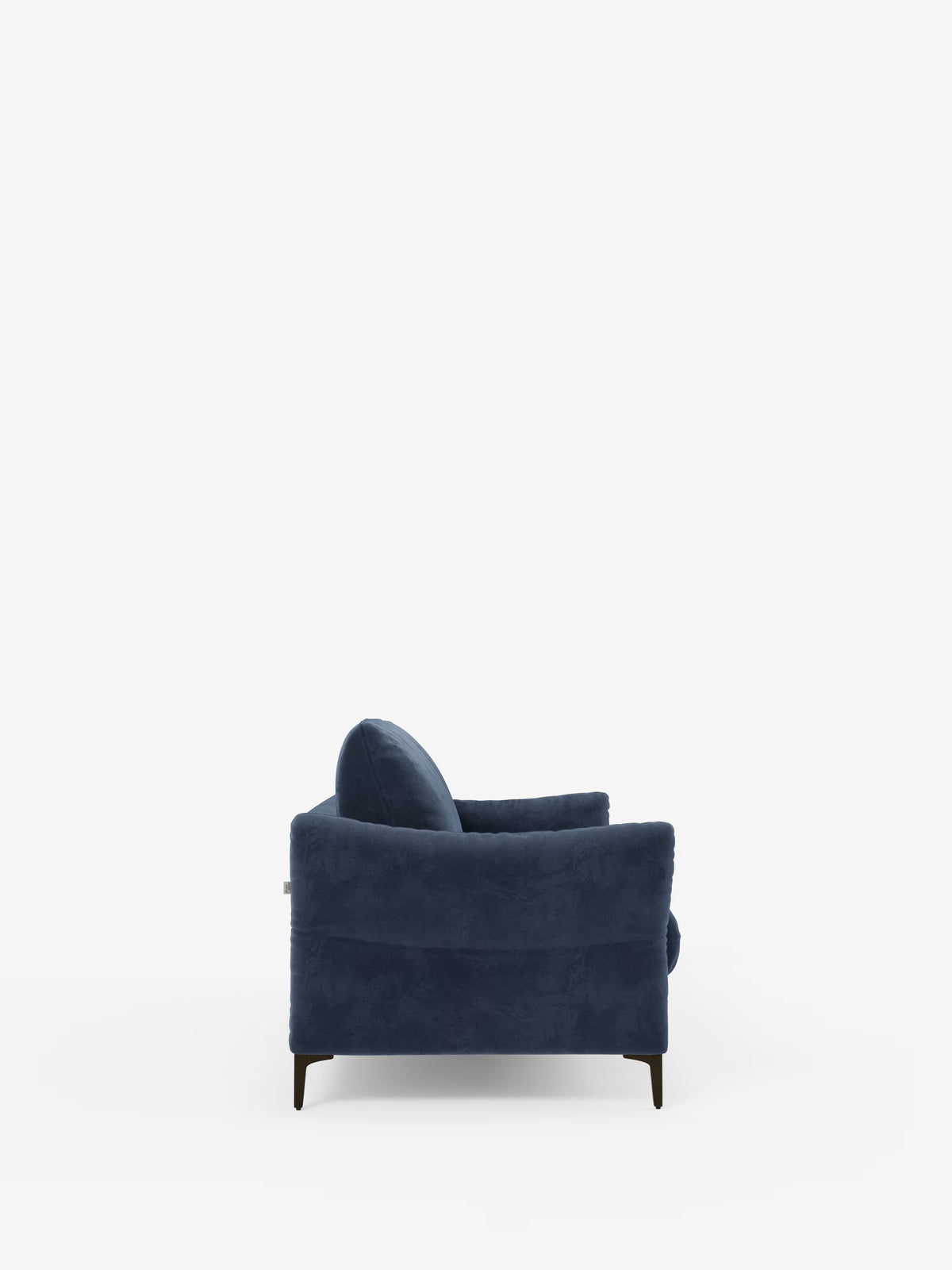 Vista laterale del divano letto Dalia di Divani.Store, rivestito in un moderno tessuto vellutino T30 blu intenso e resistente alle macchie, caratterizzato da morbidi cuscini e da gambe nere corte e affusolate — splendidamente incorniciato da uno sfondo bianco a tinta unita e ideale come complemento a qualsiasi arredamento di ispirazione scandinava.