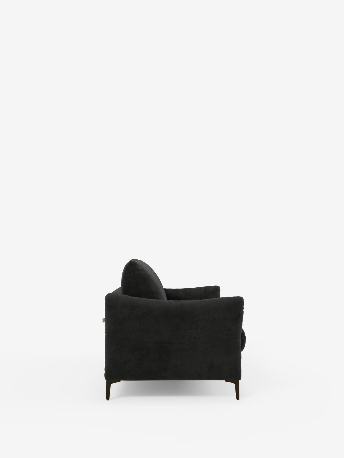 Vista laterale del divano letto Dalia di Divani.Store, qui raffigurato come una moderna poltrona imbottita nera con gambe angolate in legno, seduta e schienale morbidi e braccioli leggermente arrotondati, che richiamano le linee pulite e il comfort avvolgente tipici dei divani in stile scandinavo. La poltrona è posizionata al centro su uno sfondo bianco a tinta unita. Rivestita in tessuto di velluto T30 facile da pulire.