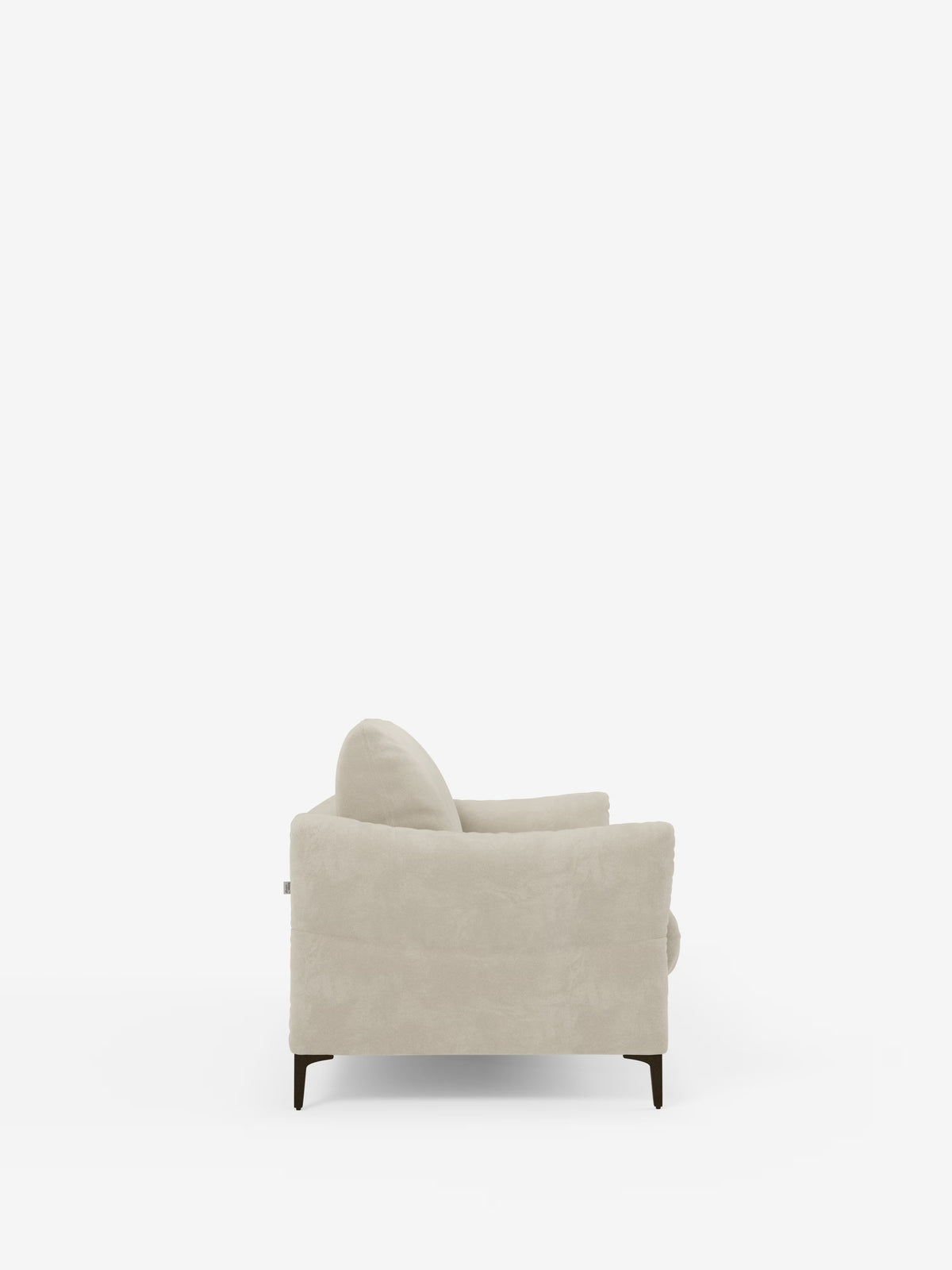 Vista laterale del divano letto Dalia di Divani.Store, qui presentato in un tessuto T30 vellutino beige chiaro, morbido e facile da pulire. Caratterizzato da braccioli dritti e da un cuscino di seduta alto, questo divano letto mette in risalto le linee pulite tipiche del design di ispirazione scandinava. Poggia su gambe corte in legno scuro ed è fotografato su uno sfondo bianco a tinta unita per un effetto minimalista e moderno.
