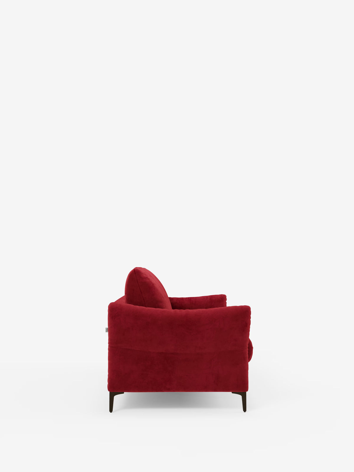 Vista laterale del divano letto Dalia di Divani.Store, rivestito in un moderno tessuto in velluto T30 resistente alle macchie, caratterizzato da uno schienale e braccioli arrotondati e morbidi, sostenuto da corte gambe in legno scuro — il tutto su uno sfondo bianco a tinta unita che evoca l'accogliente comfort tipico dei divani in stile scandinavo.