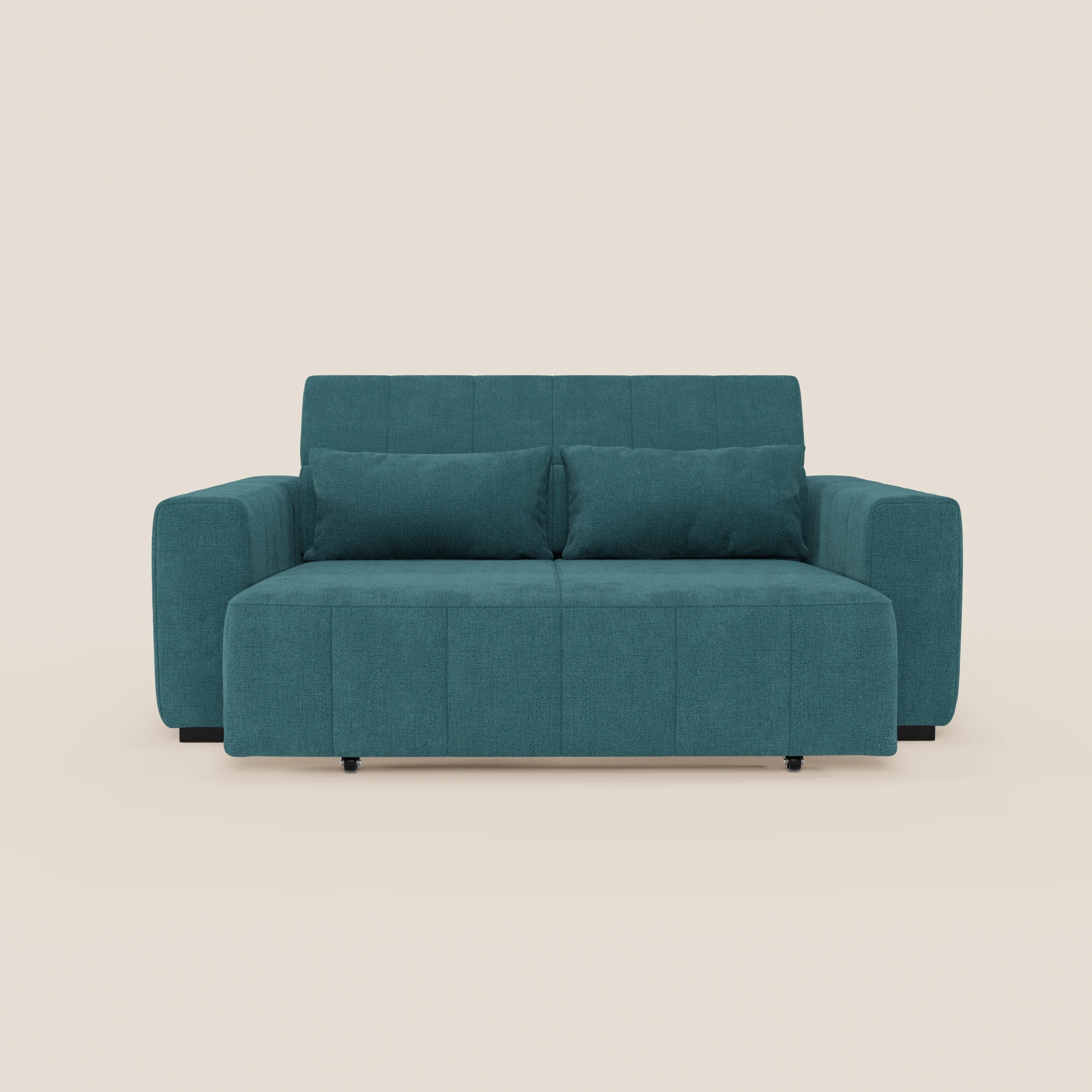 Il divano Doric 3 posti di Divani.Store è caratterizzato da sedute allungabili con reclinazione elettrica, poggiatesta reclinabile e tessuto T23 antimacchia. Questo moderno divano verde acqua ha braccioli quadrati, due cuscini di schienale e gambe corte nere su sfondo beige.