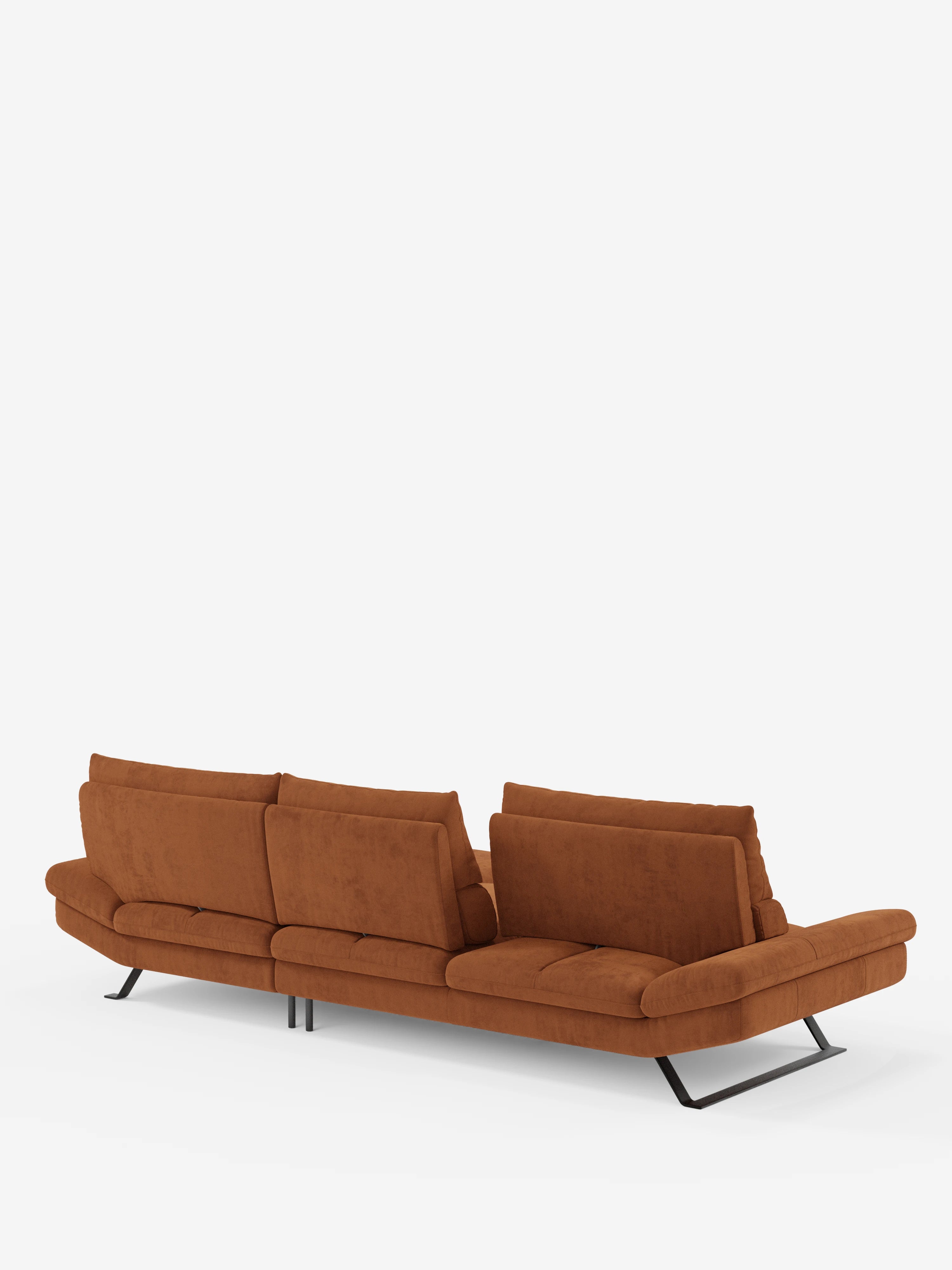 Il divano angolare Eclipse con penisola e schienali traslanti di Divani.Store, rivestito in microfibra tecnica T11 color arancio-ruggine resistente alle macchie, è raffigurato di spalle in un’angolazione obliqua. Questo divano moderno presenta sottili gambe in metallo nero, sedute imbottite e schienali regolabili (schienali traslanti), su uno sfondo bianco a tinta unita.