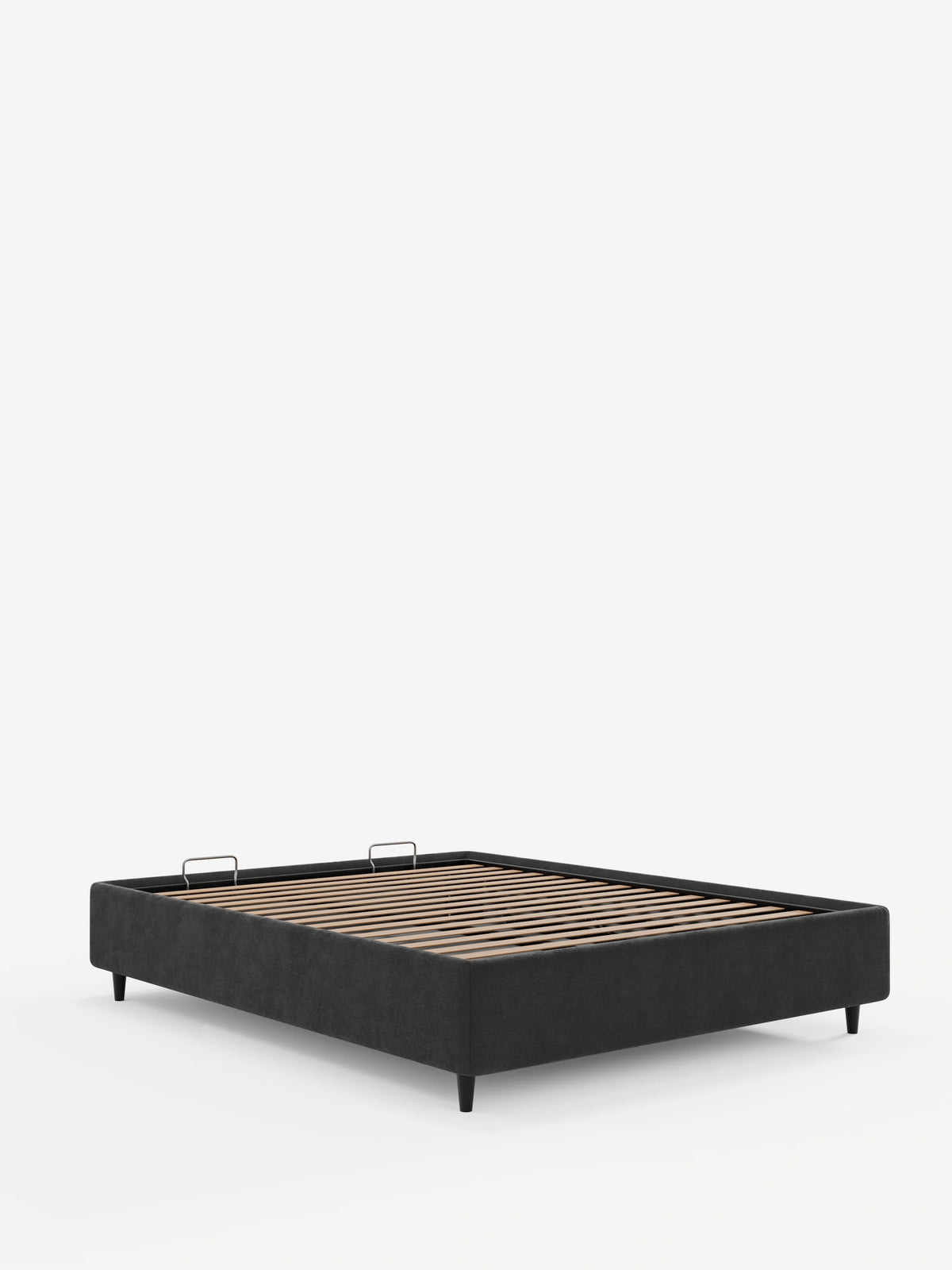 ERON: letto con rete imbottita e vano contenitore in tessuto impermeabile certificato Oeko-Tex, con base imbottita a profilo ribassato di colore grigio scuro, piattaforma a doghe in legno, piedini neri di piccole dimensioni e due maniglie metalliche su un lato.