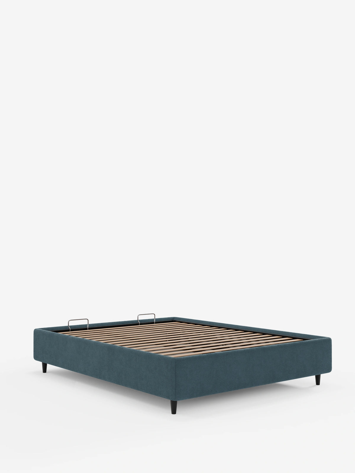Vista laterale dall'alto di un letto sommier imbottito ERON con vano contenitore in tessuto impermeabile certificato Oeko-Tex, con base a doghe in legno, quattro gambe affusolate di colore scuro e due piccoli fermi metallici per il materasso nella zona della testata.