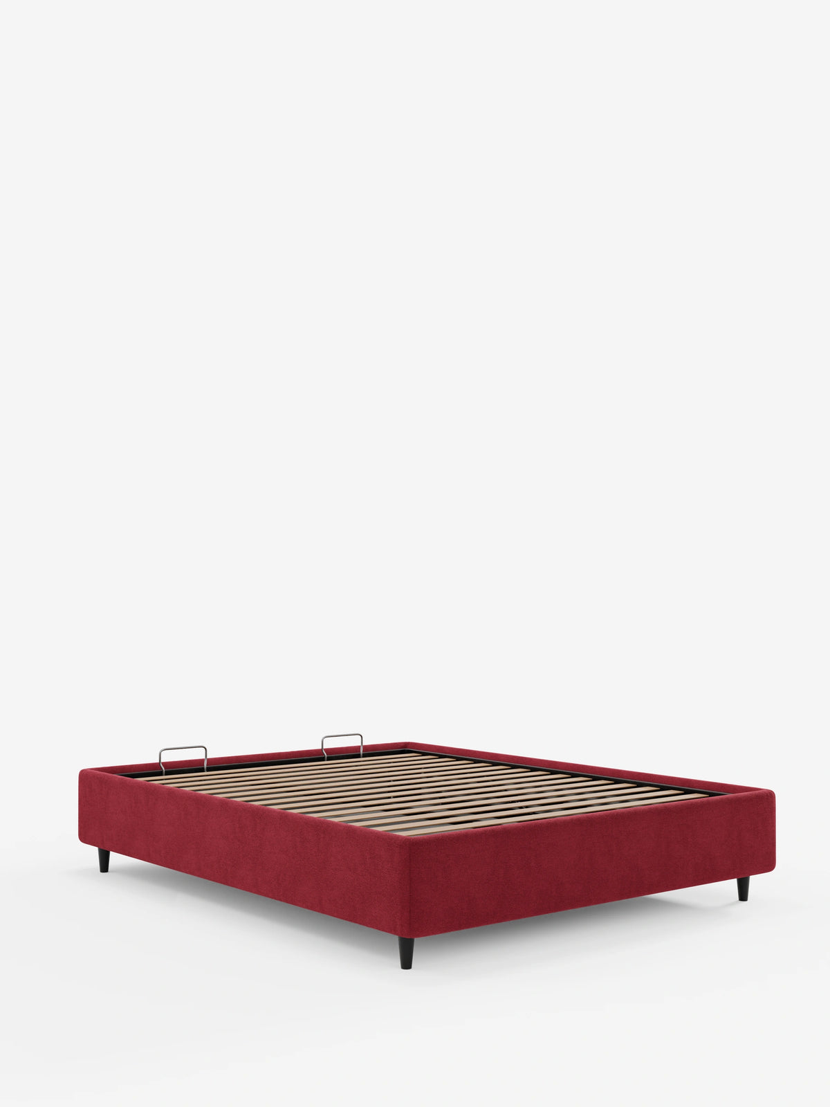 Il letto sommier imbottito ERON con vano contenitore in tessuto impermeabile certificato Oeko-Tex è un letto rettangolare rivestito in tessuto rosso intenso, con gambe corte nere, dotato di rete a doghe e maniglie per accedere al vano contenitore.