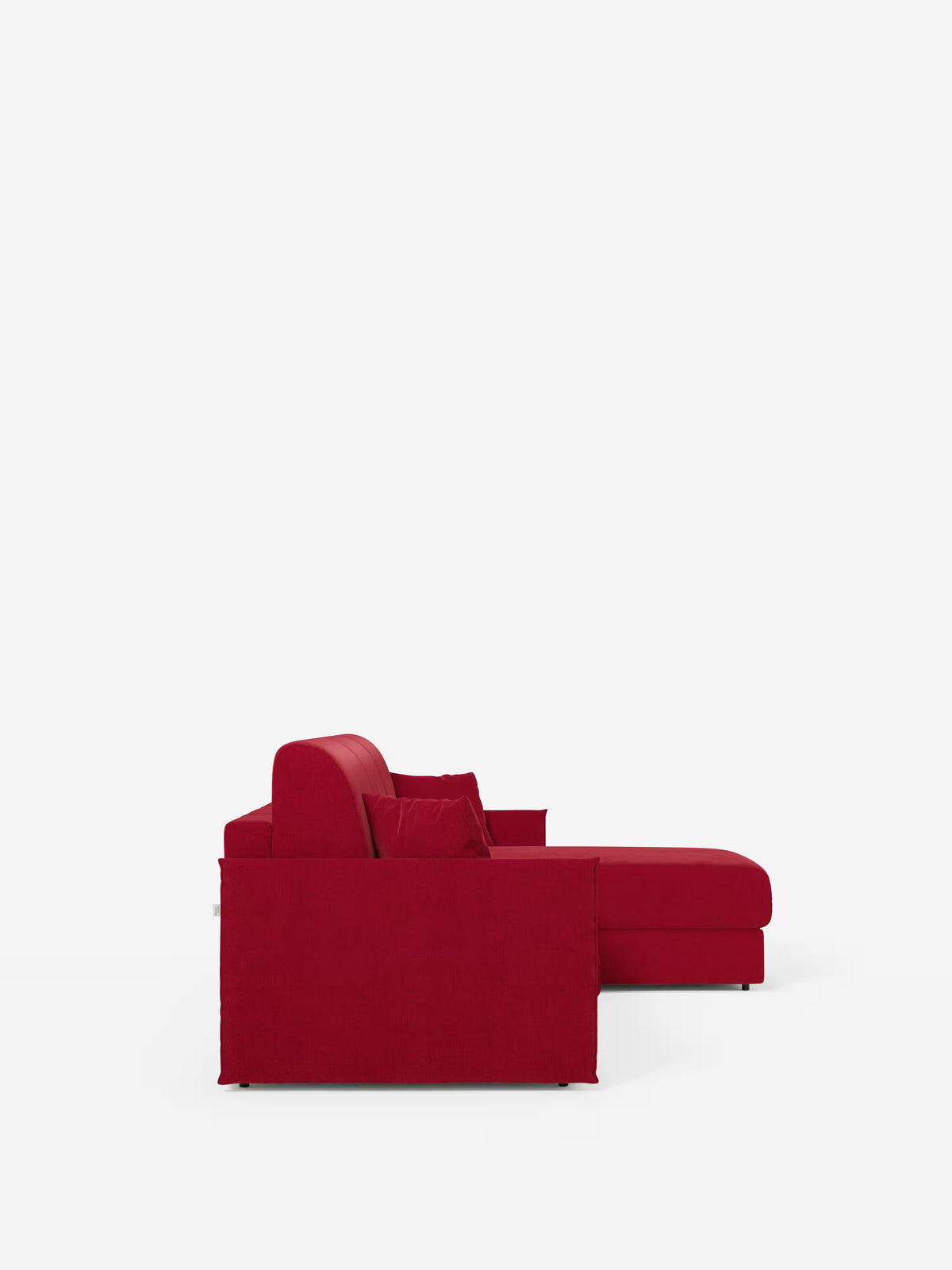 Un divano letto angolare rosso Evans con penisola contenitore di Divani.Store è posizionato su uno sfondo bianco a tinta unita. Questo divano letto compatto, rivestito in tessuto antimacchia T23, presenta linee pulite e moderne ed è dotato di cuscini rossi abbinati. L’immagine è ripresa da un’angolazione laterale, che mostra l’intera lunghezza del divano e la chaise longue con contenitore sul lato destro (penisola).