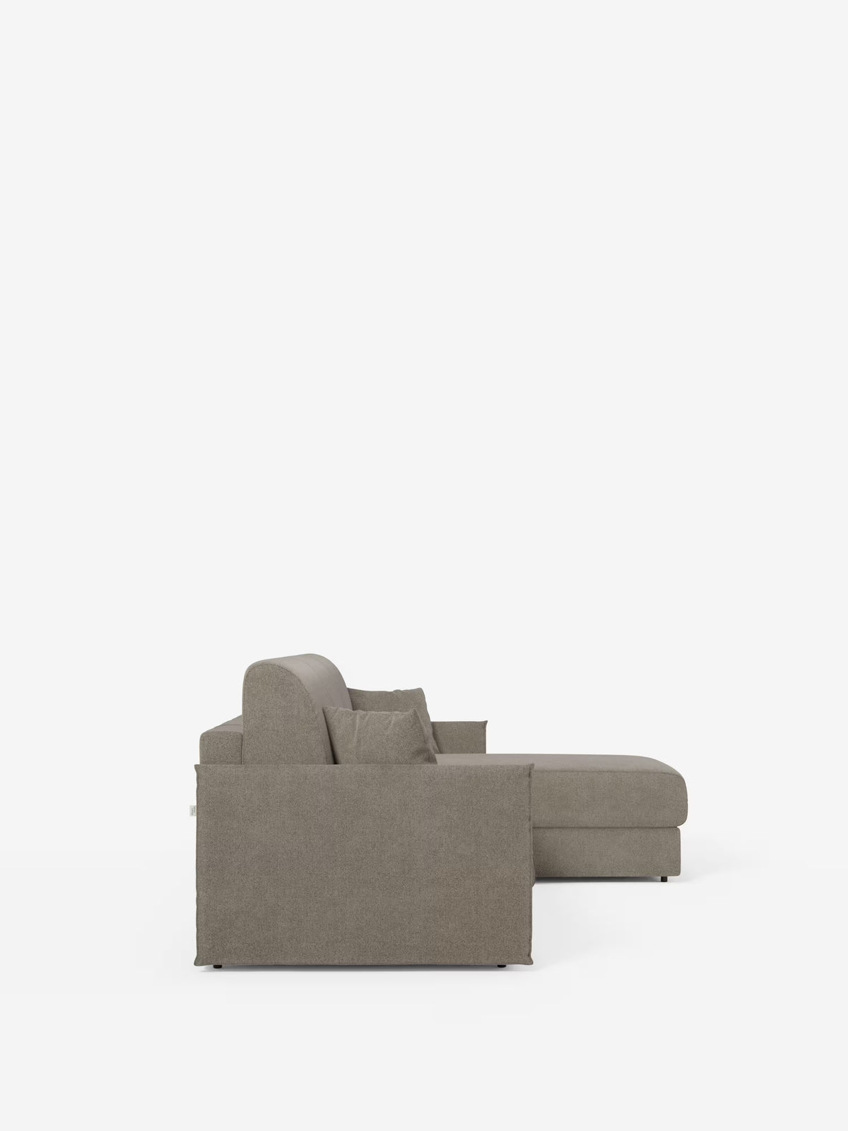 Una vista laterale del divano letto angolare con penisola contenitore Evans di Divani.Store, un divano letto moderno e compatto a forma di L in grigio chiaro, rivestito in tessuto T23 facile da pulire, dotato di due cuscini di seduta, una chaise longue sul lato destro con vano portaoggetti e due cuscini decorativi coordinati, su uno sfondo bianco a tinta unita.