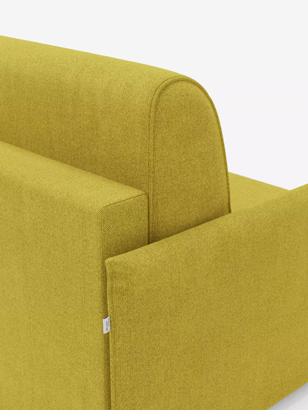 Un primo piano della poltrona letto compatta Evans con materasso di Divani.Store, rivestita in tessuto T23 giallo senape resistente alle macchie. L’immagine mette in risalto lo schienale e un bracciolo, evidenziandone le linee pulite, il rivestimento ben teso e il tessuto testurizzato: caratteristiche che rendono questo modello una poltrona letto salvaspazio ideale per gli interni contemporanei. Sul lato del bracciolo è visibile una piccola etichetta in tessuto.